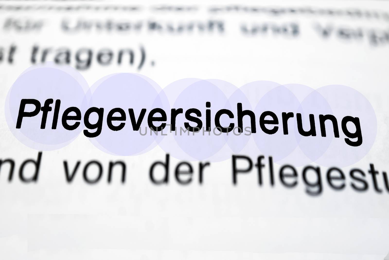 Text auf Seite "Pflegeversicherung" mit markierung horizontale Nahaufnahme