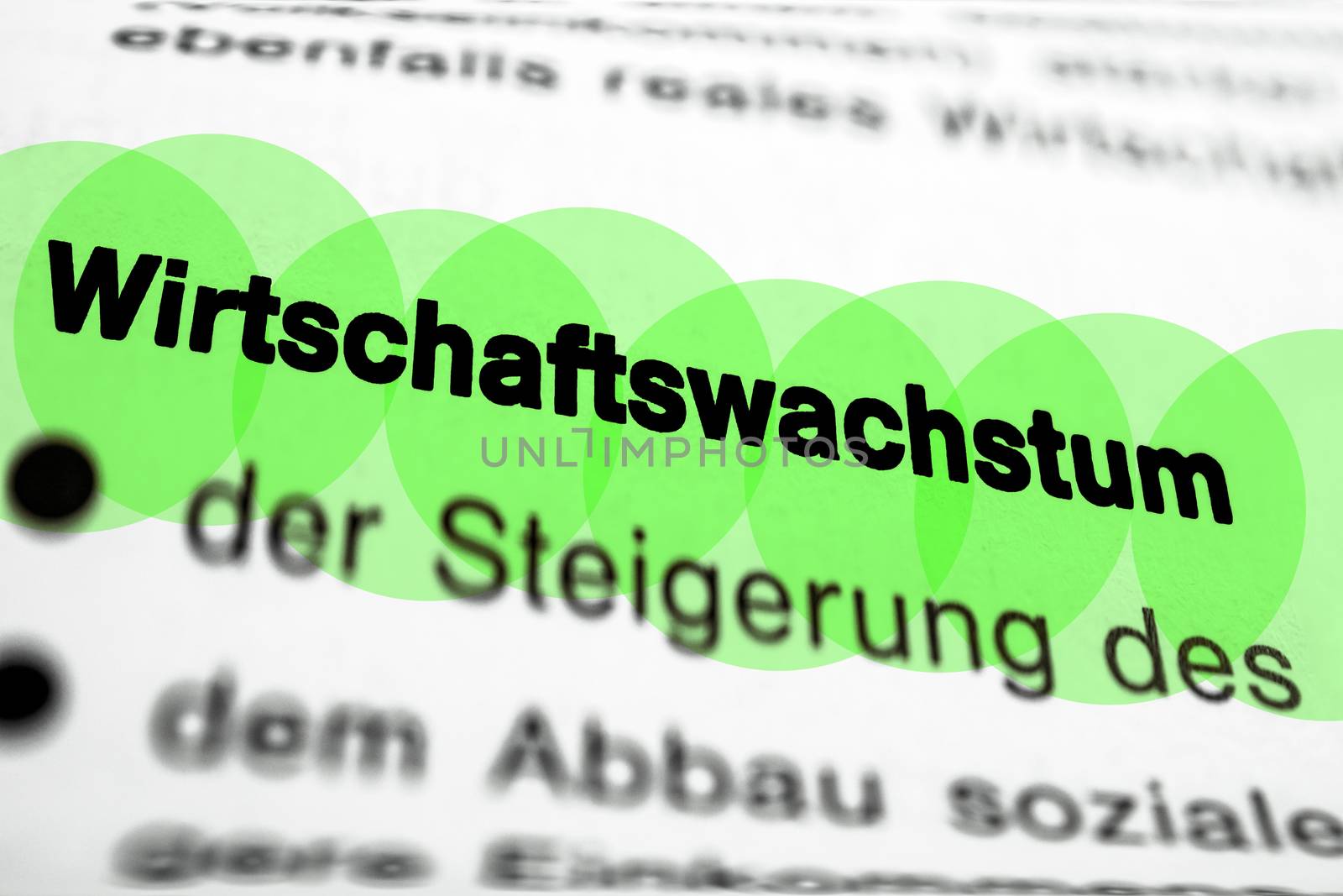 Text auf Seite "Wirtschaftswachstum" mit markierung horizontale Nahaufnahme