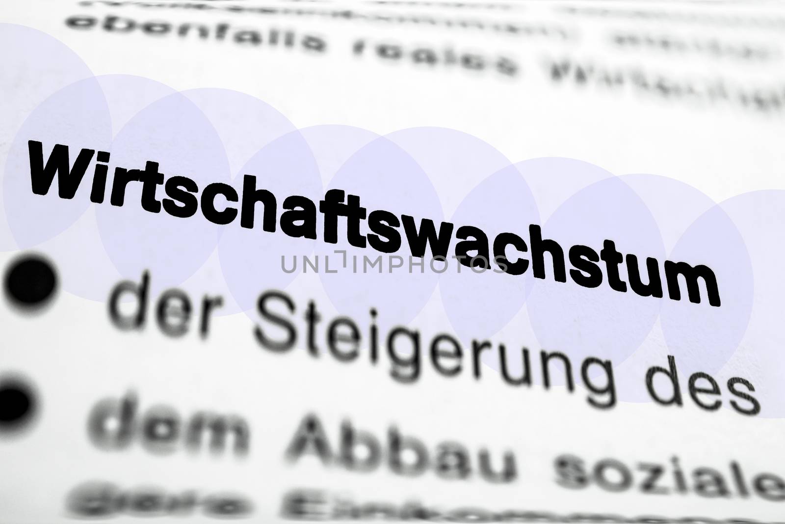 Text auf Seite "Wirtschaftswachstum" mit markierung horizontale Nahaufnahme