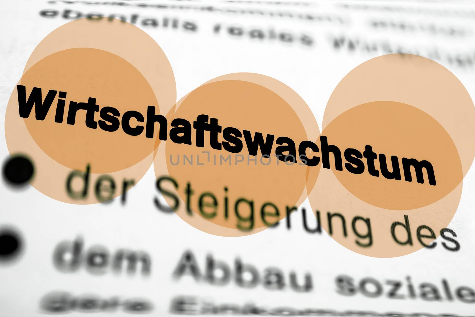 Text auf Seite "Wirtschaftswachstum" mit markierung horizontale Nahaufnahme