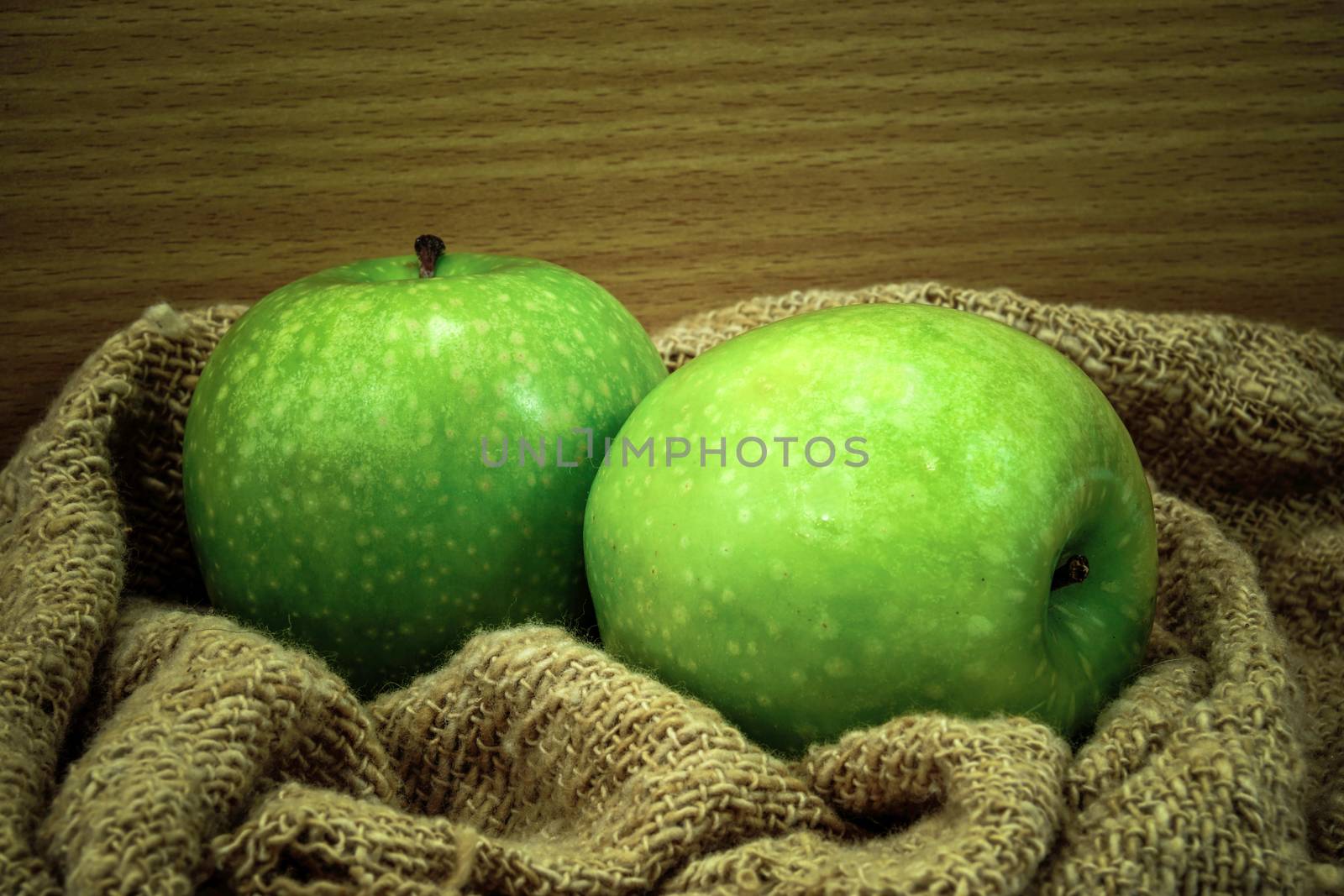 Green apple by Noppharat_th