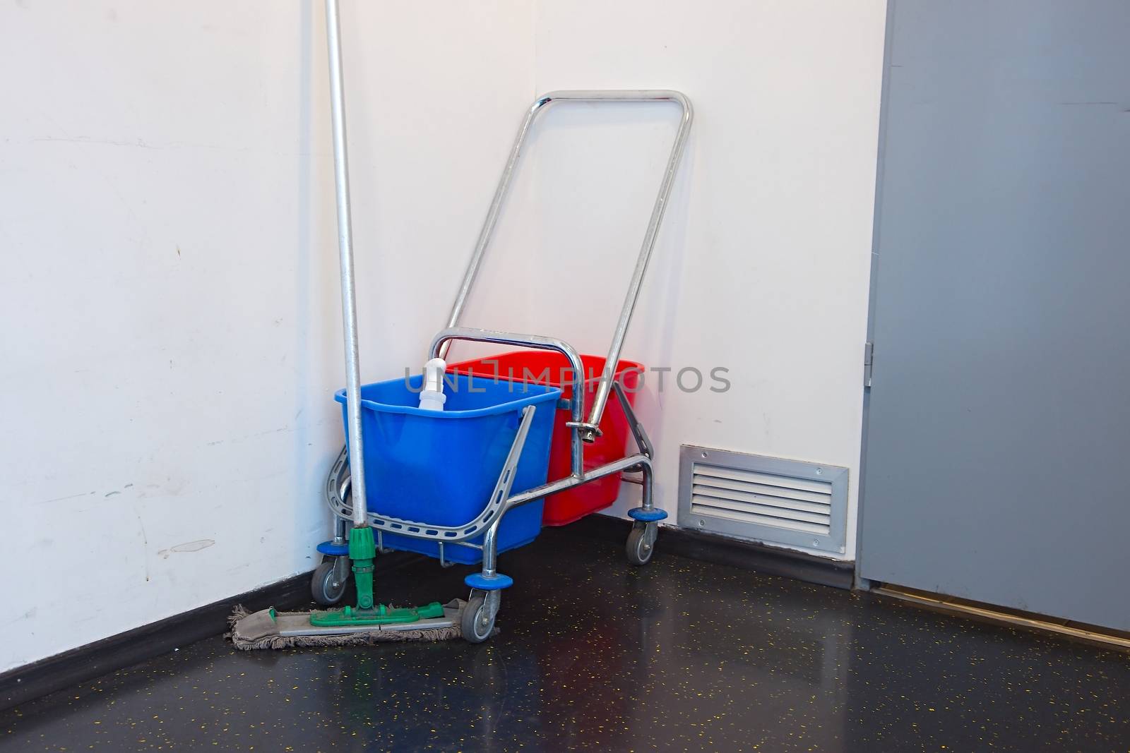 Equipment for washing up the corridor