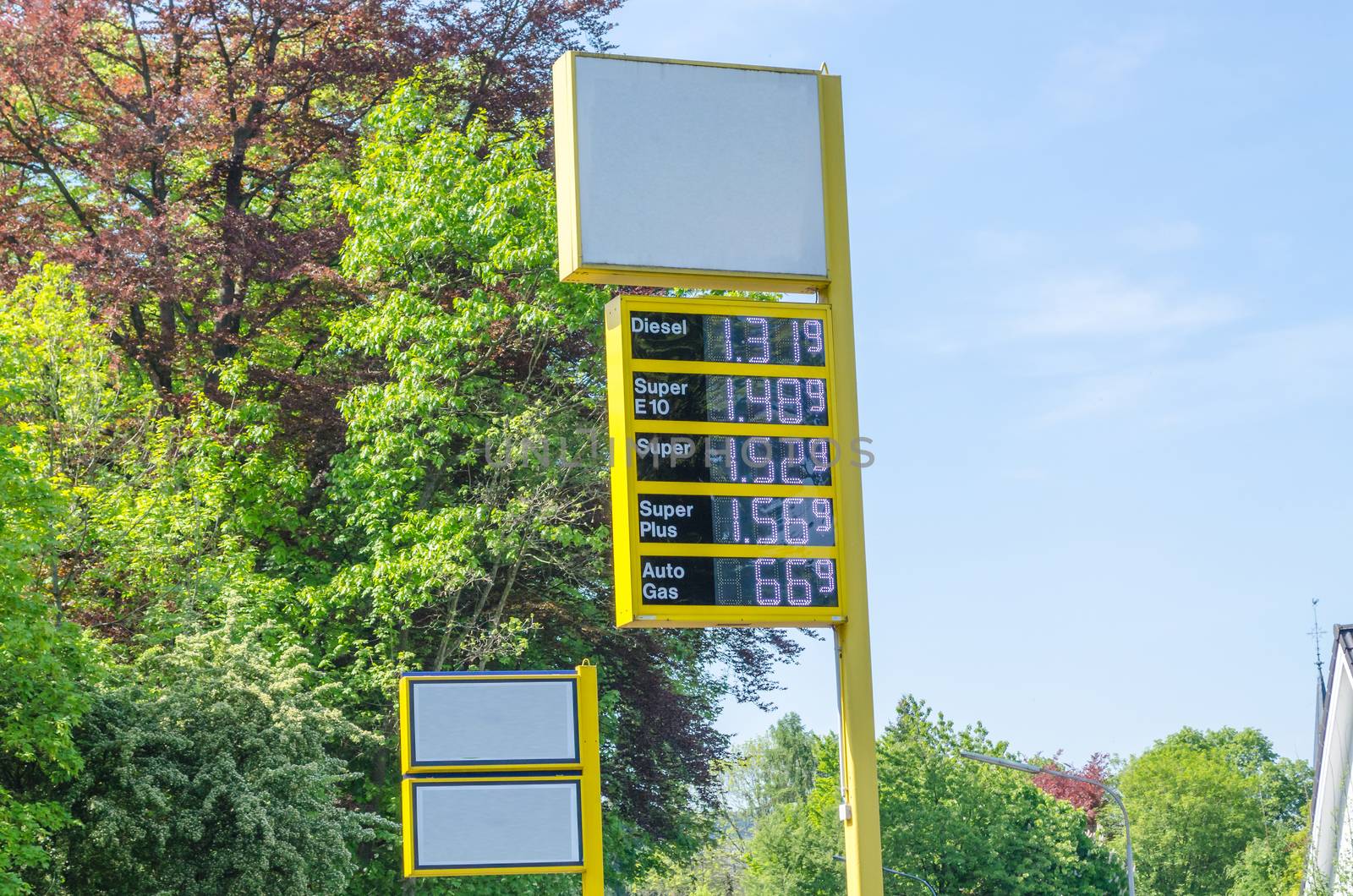 Price display a gas station by JFsPic