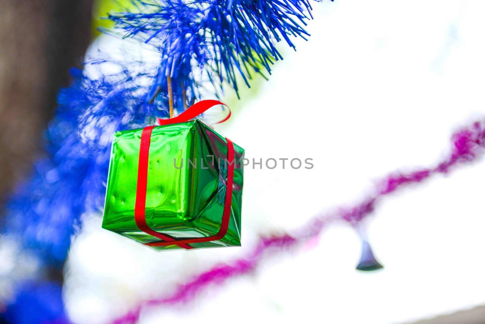 Closeup geen gift box, christmas ornament hanging on tree
