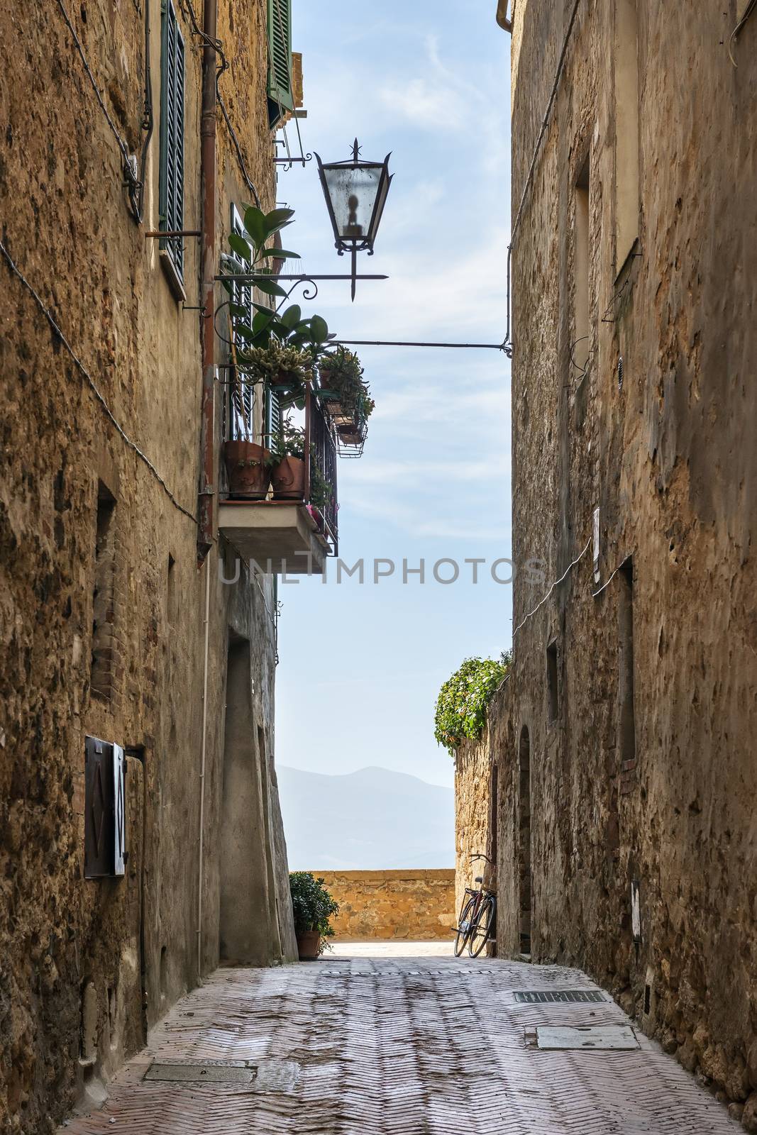 Image of a narrow alley in Pienza, Tuscany, Italy