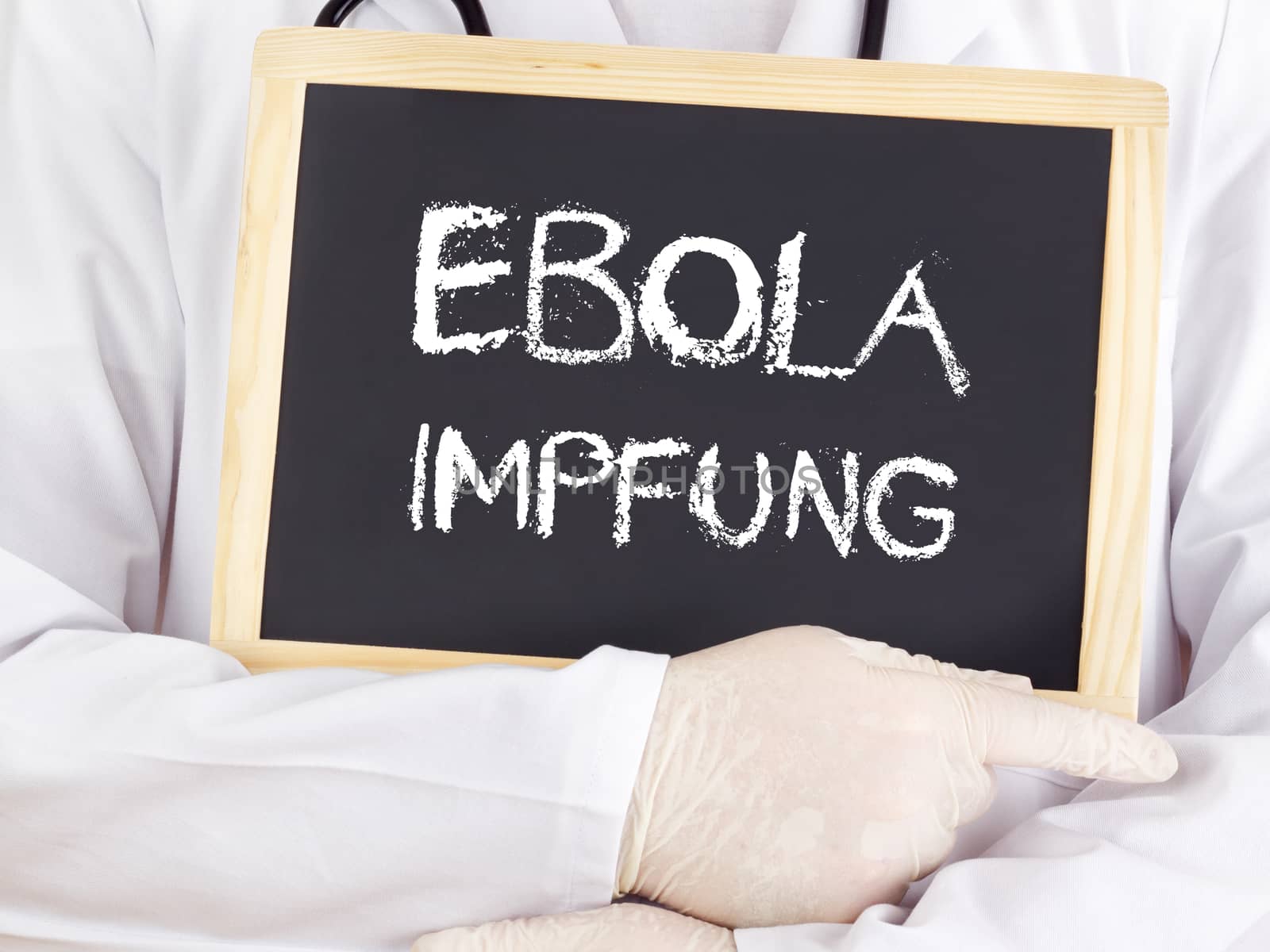 Doctor shows information: Ebola immunization in german
