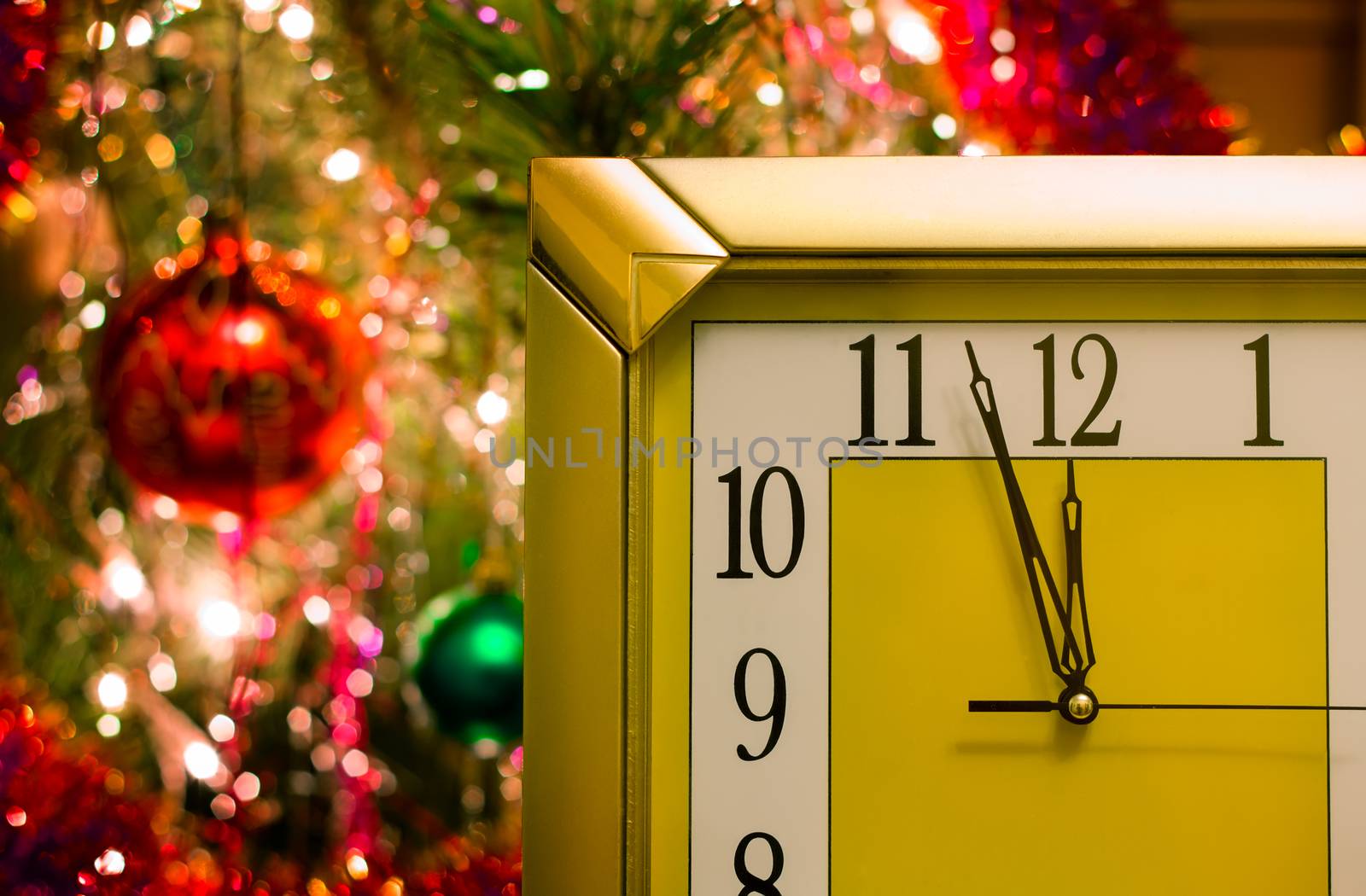 
Beautiful watch around the Christmas tree show that before the arrival of the New year is five minutes.