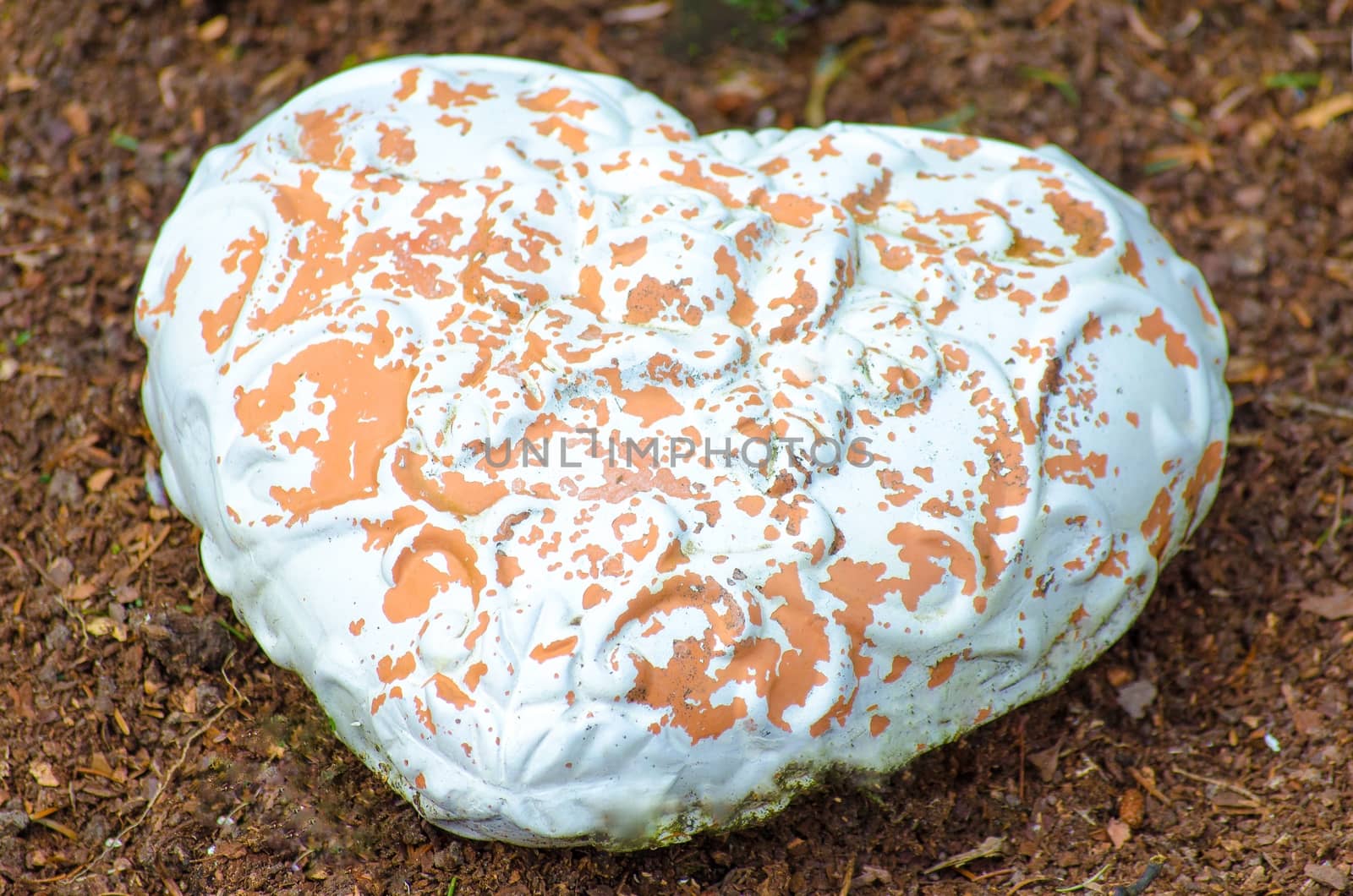 Heart made ??of clay stone, the white color drops.