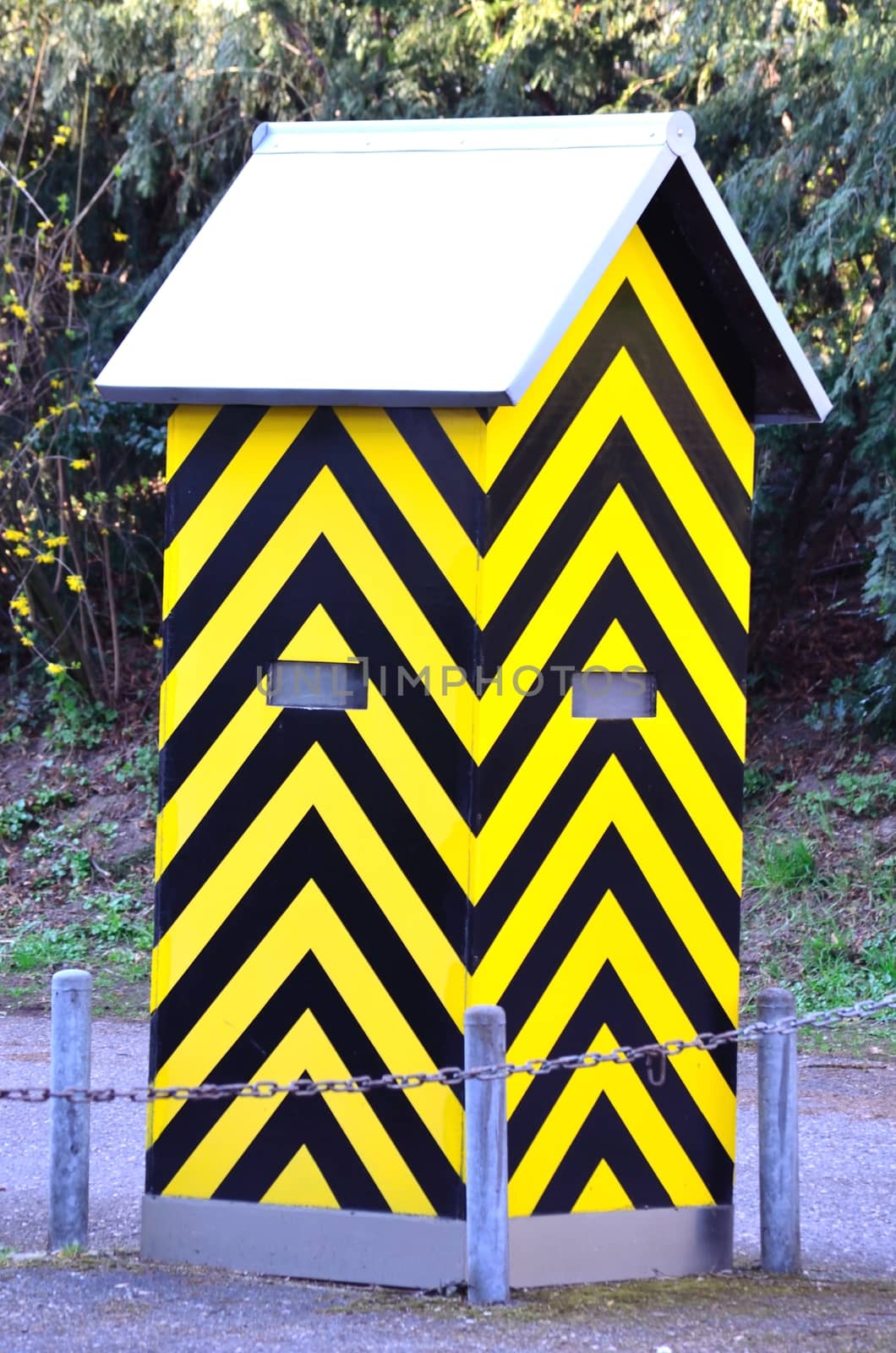 Yellow Black lakiertes guardhouse for a parking attendant.