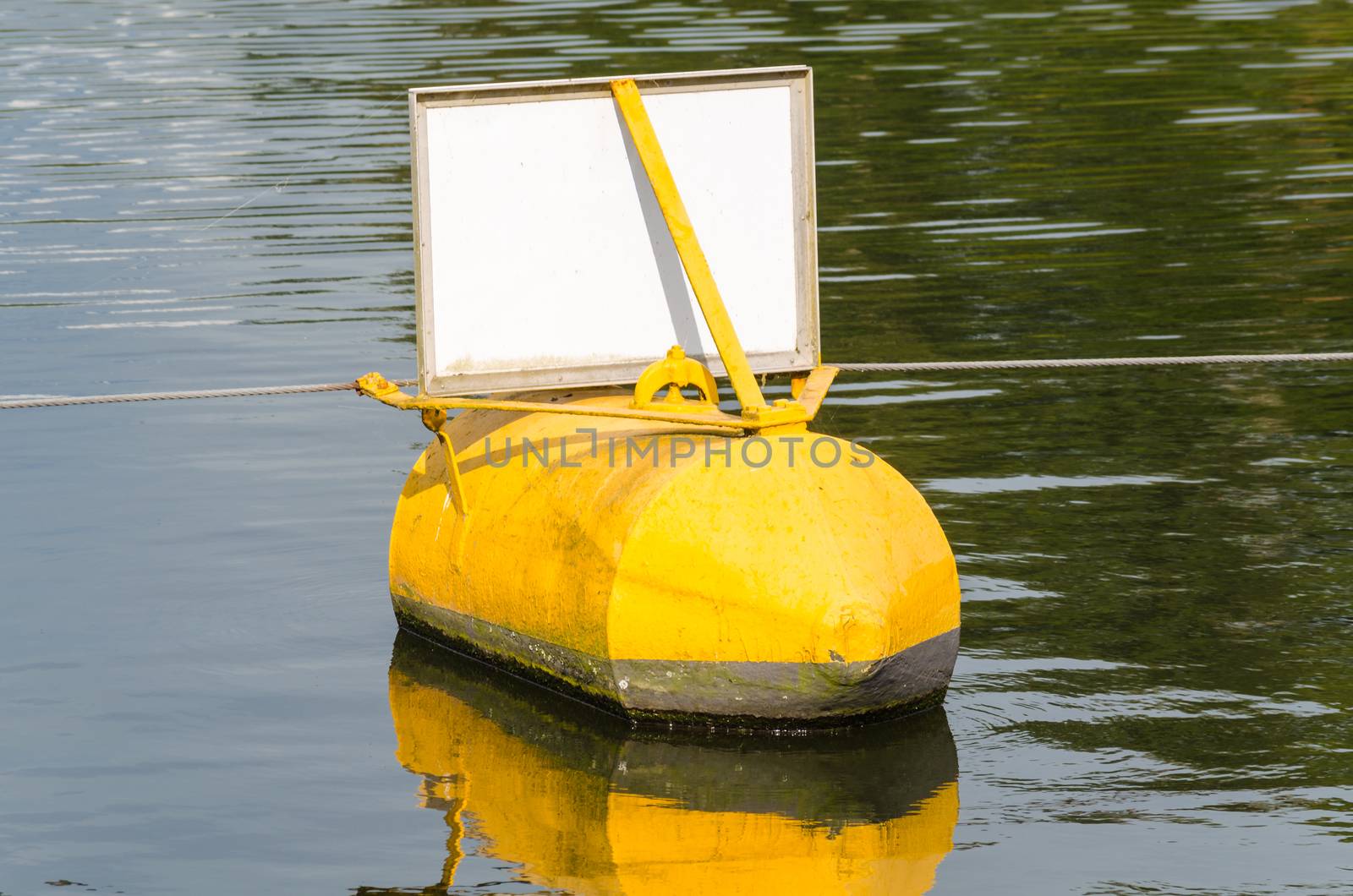 Navaid ton buoy yellow, black indicates a danger point