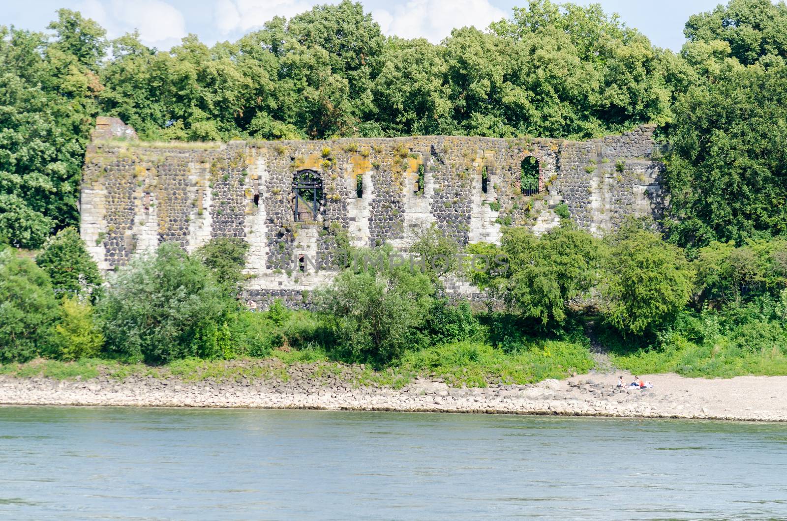 Düsseldorf district Kaiserwerth is the ruins of the imperial palace.