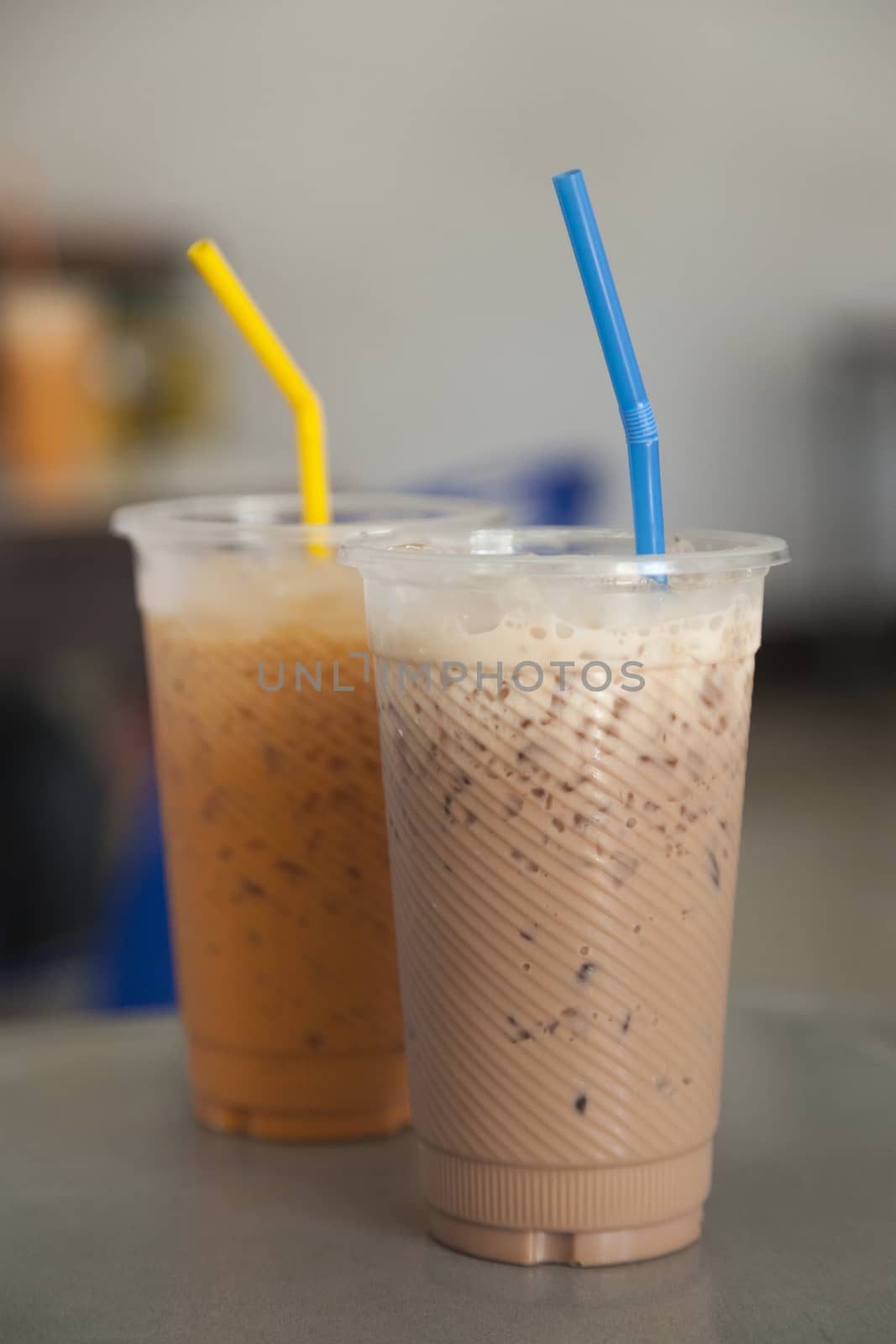 Ice tea and Ice coffee Put in a plastic cup on the table.