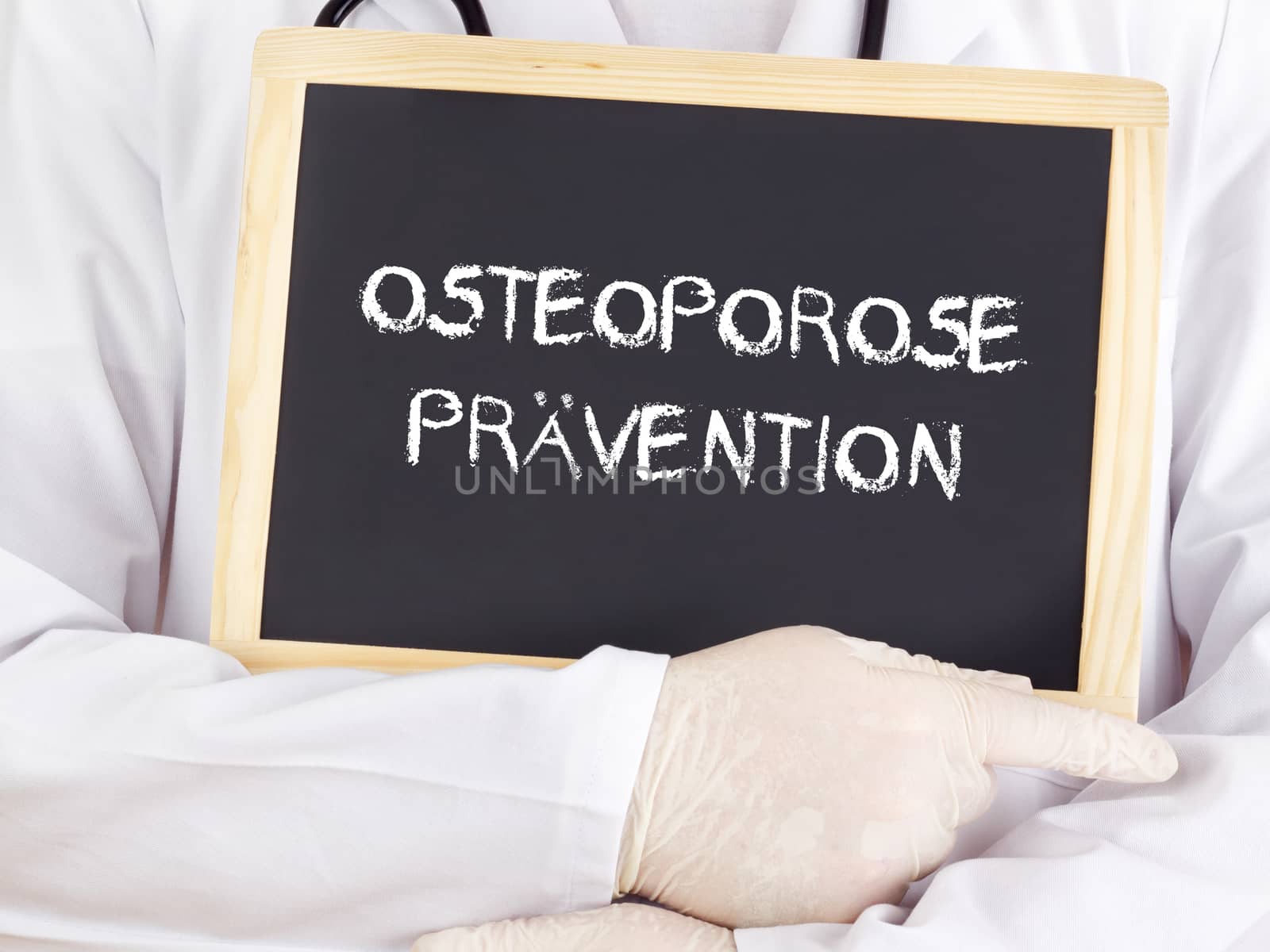 Doctor shows information: osteoporosis prevention in german