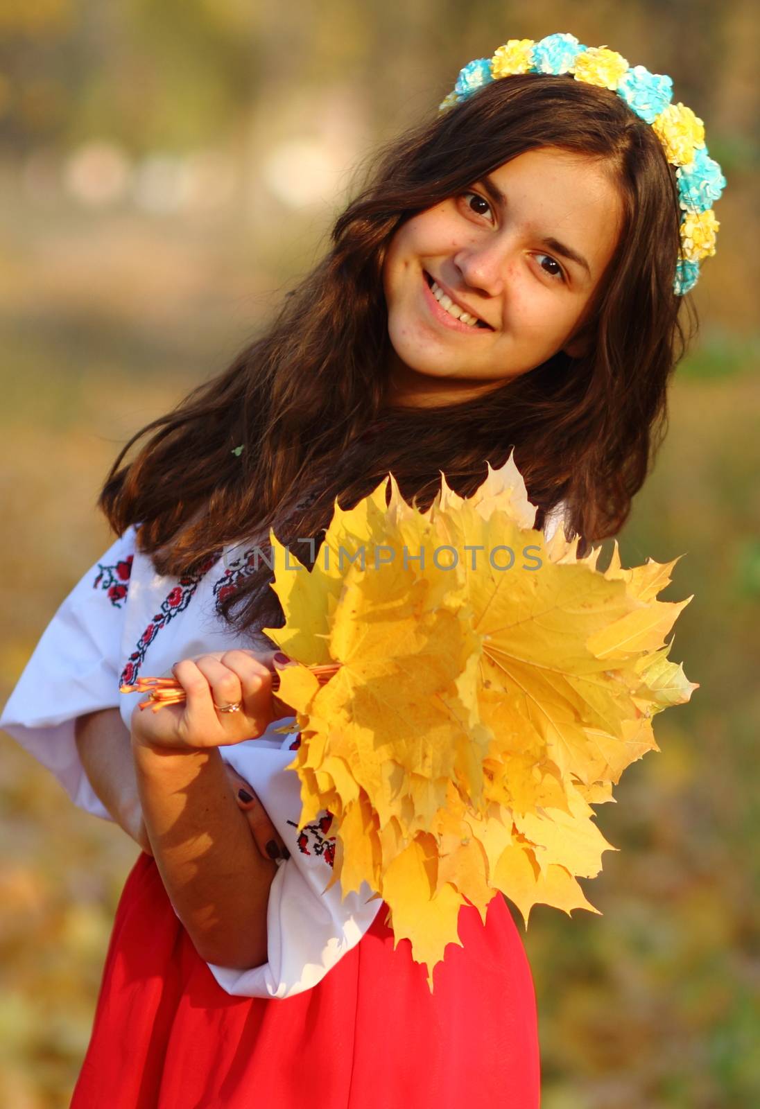 girl with a bunch of leaves in the hands of