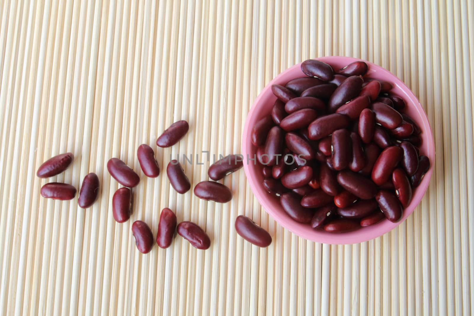 Some kidney bean are in the small bowl.