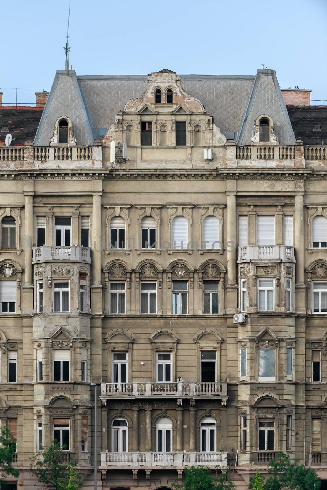 Closeup photo of a building by svedoliver