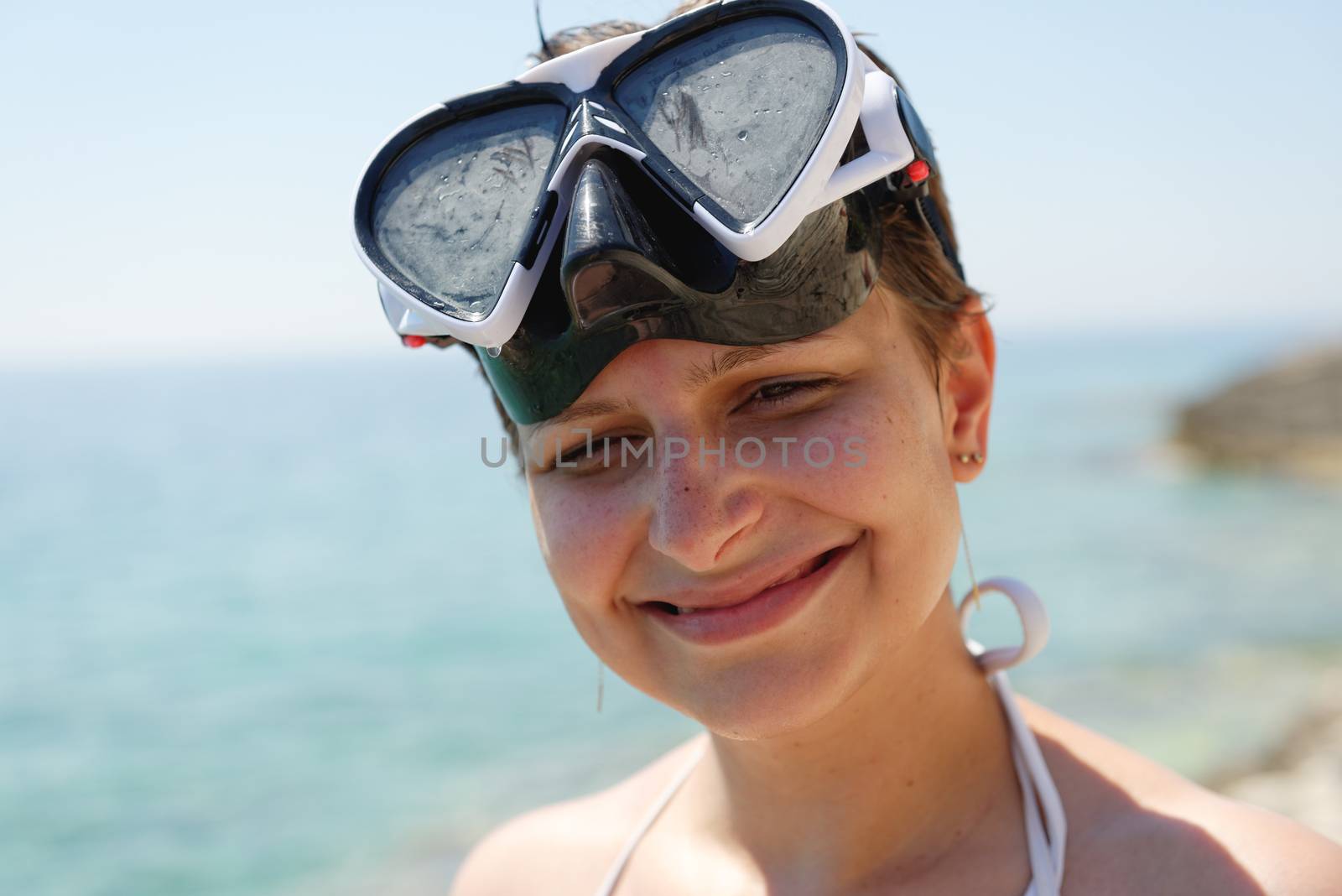 Scuba diver woman can't see because of sun by svedoliver