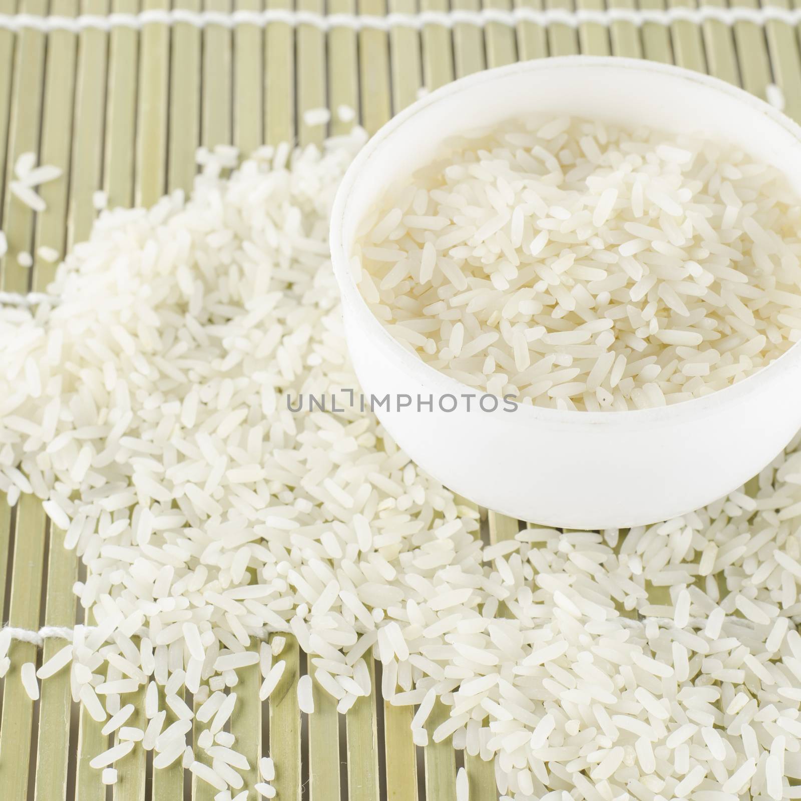 uncooked rice in mini bowl on wooden pad