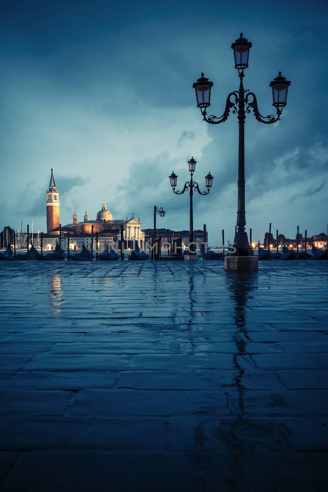 Venice on rainy day by vwalakte