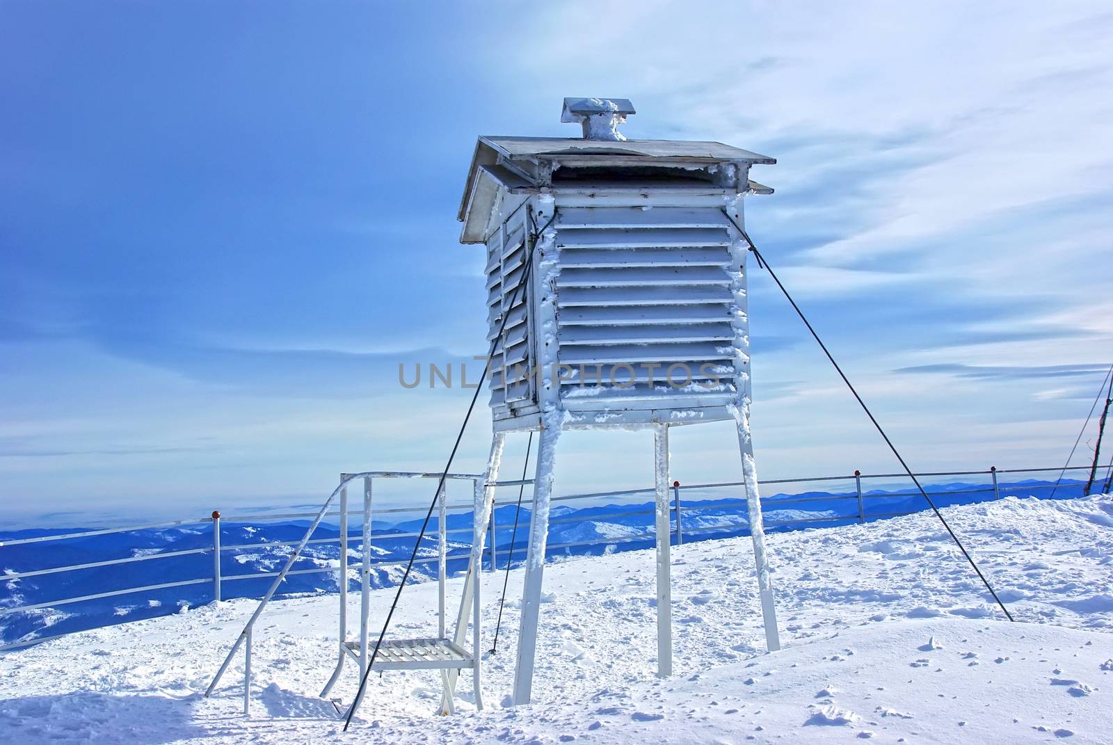 Frozen weather station by savcoco