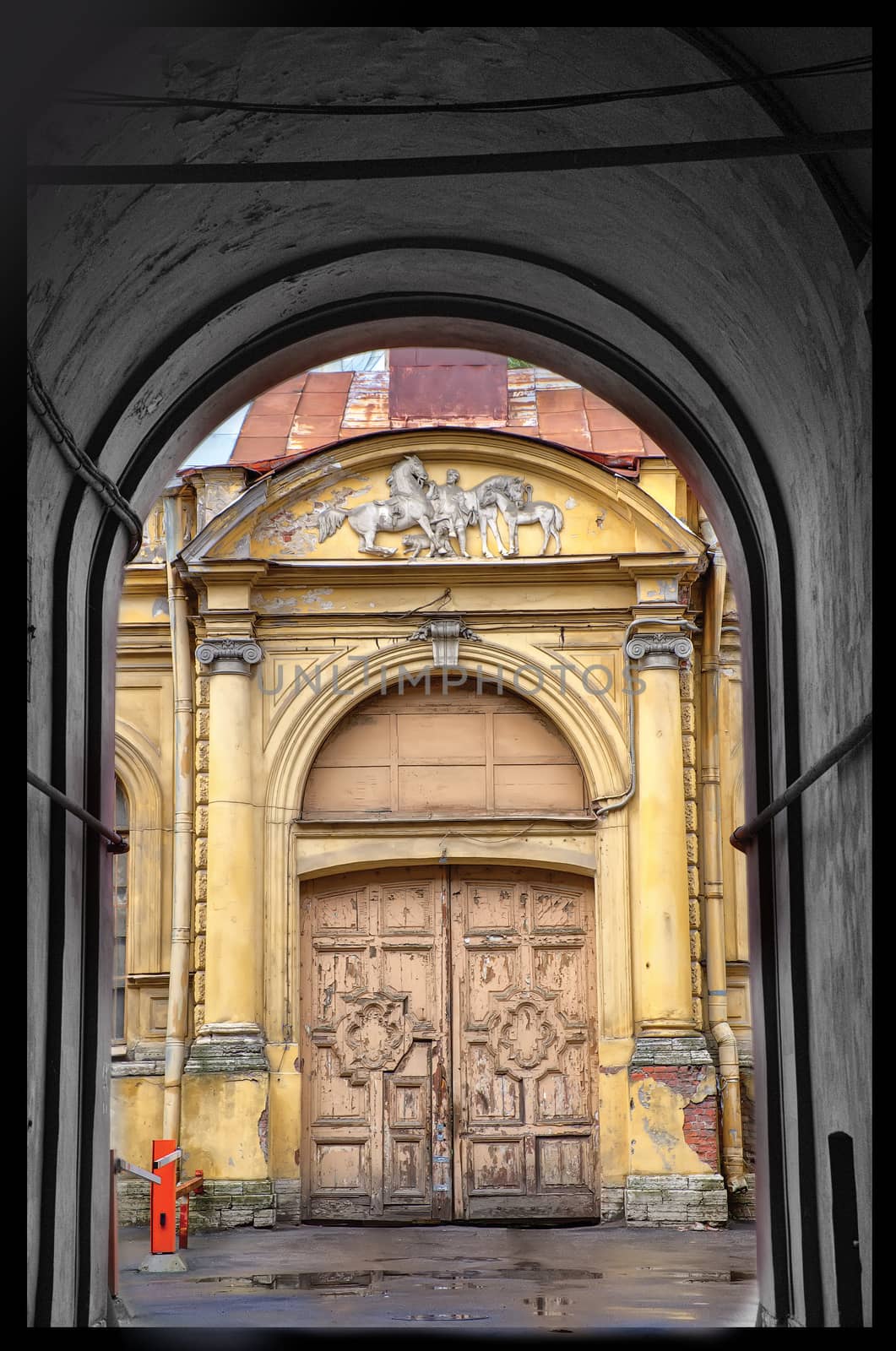 The courtyard in the old district of the city of St. -Peterburg.