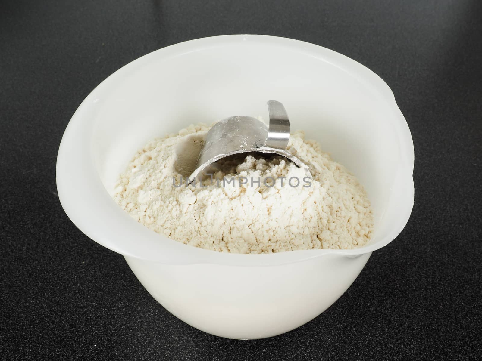 Measurement tool in a bowl of wheat flour by Arvebettum