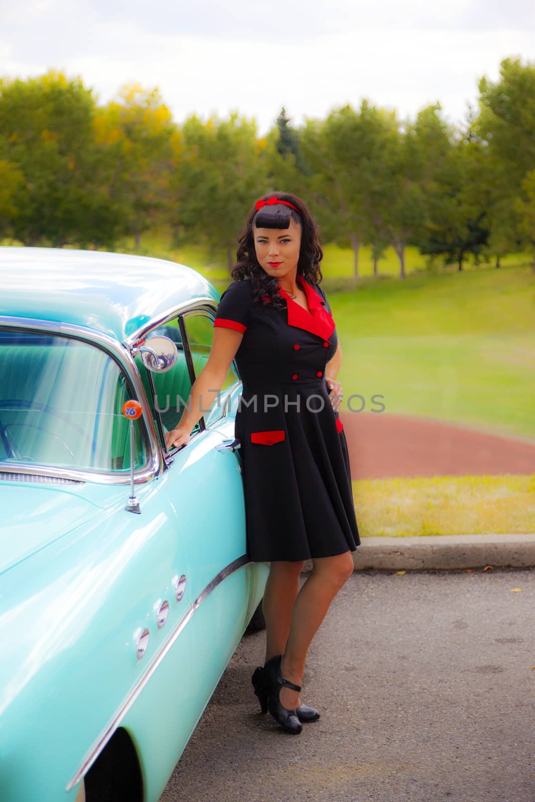 Pin Up Girls with Great Cars by Imagecom