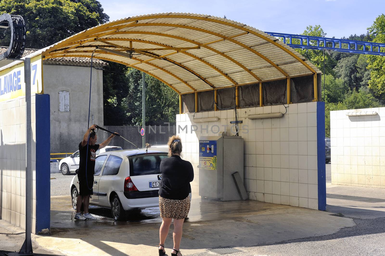Car wash where customers themselves wash their cars with high-pressure jets free service.