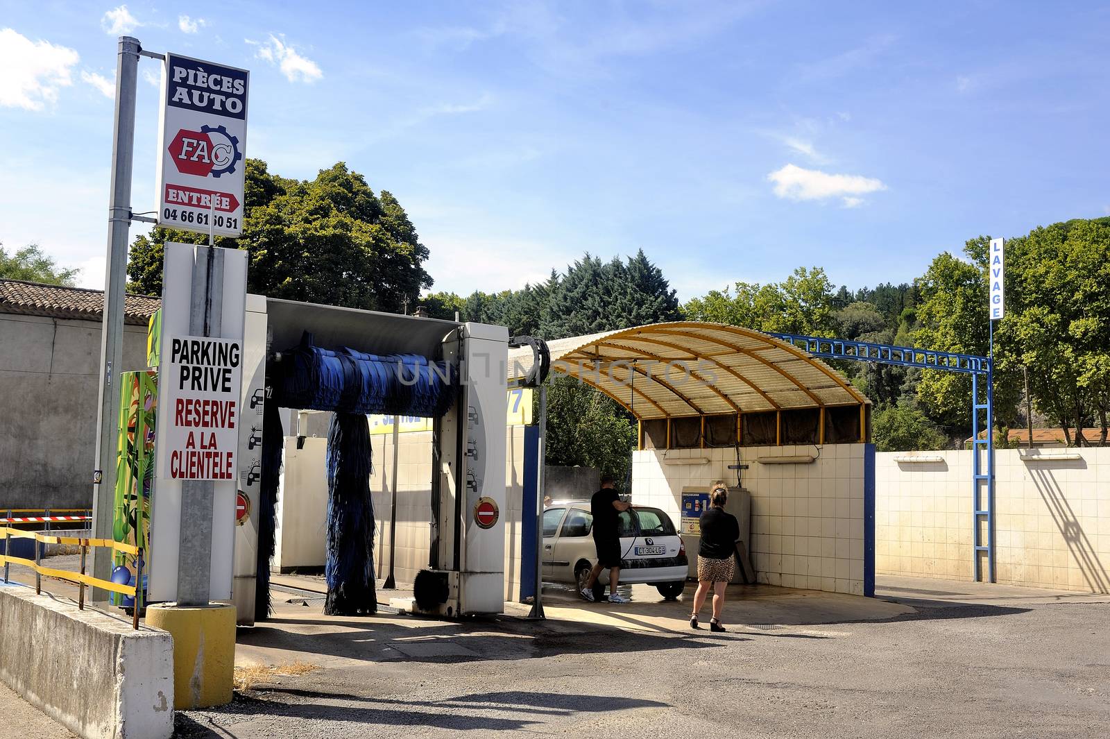 Car wash where customers themselves wash their cars with high-pressure jets free service.
