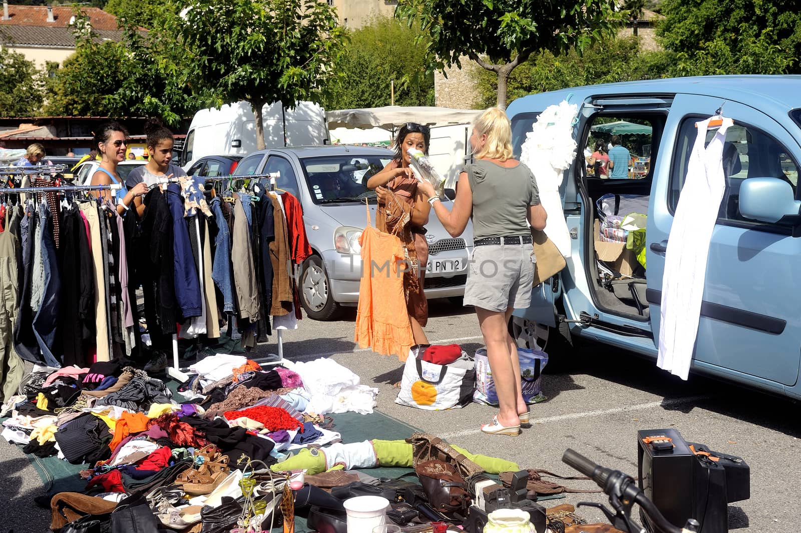 Flea Anduze every Sunday morning throughout the year where tourists and locals meet to buy or sell.