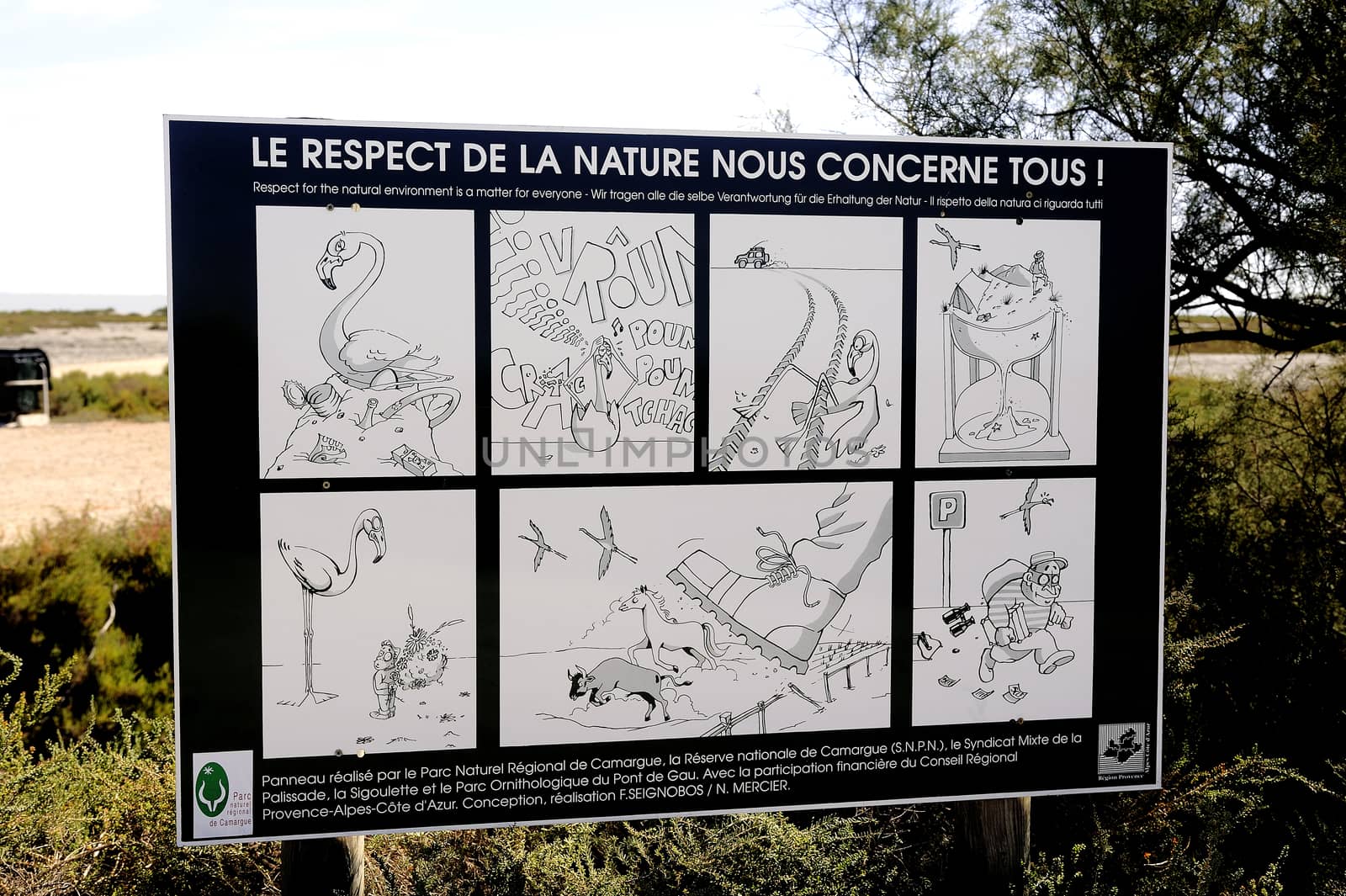 Panel recalling the rules of conduct for the protection of nature in Camargue.