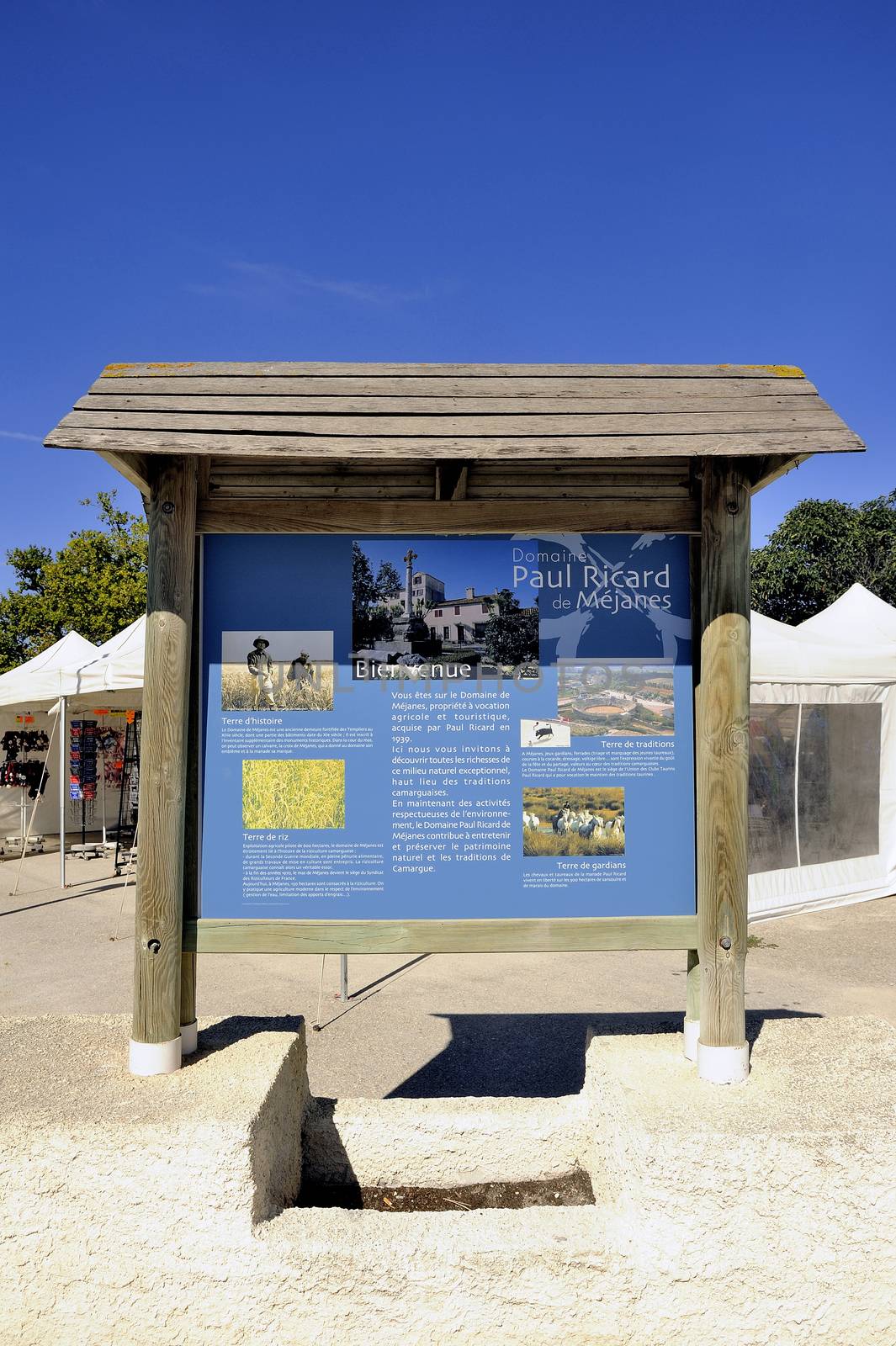 Signaling that the area has to Mejanes agriculture and tourism founded by Paul Ricard in 1939.