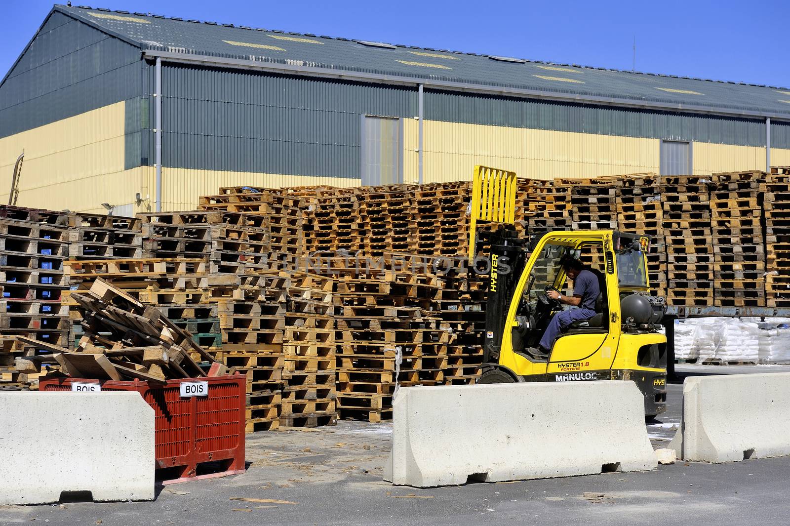 handling and storage of pallets in a warehouse awaiting reuse for transporting goods
