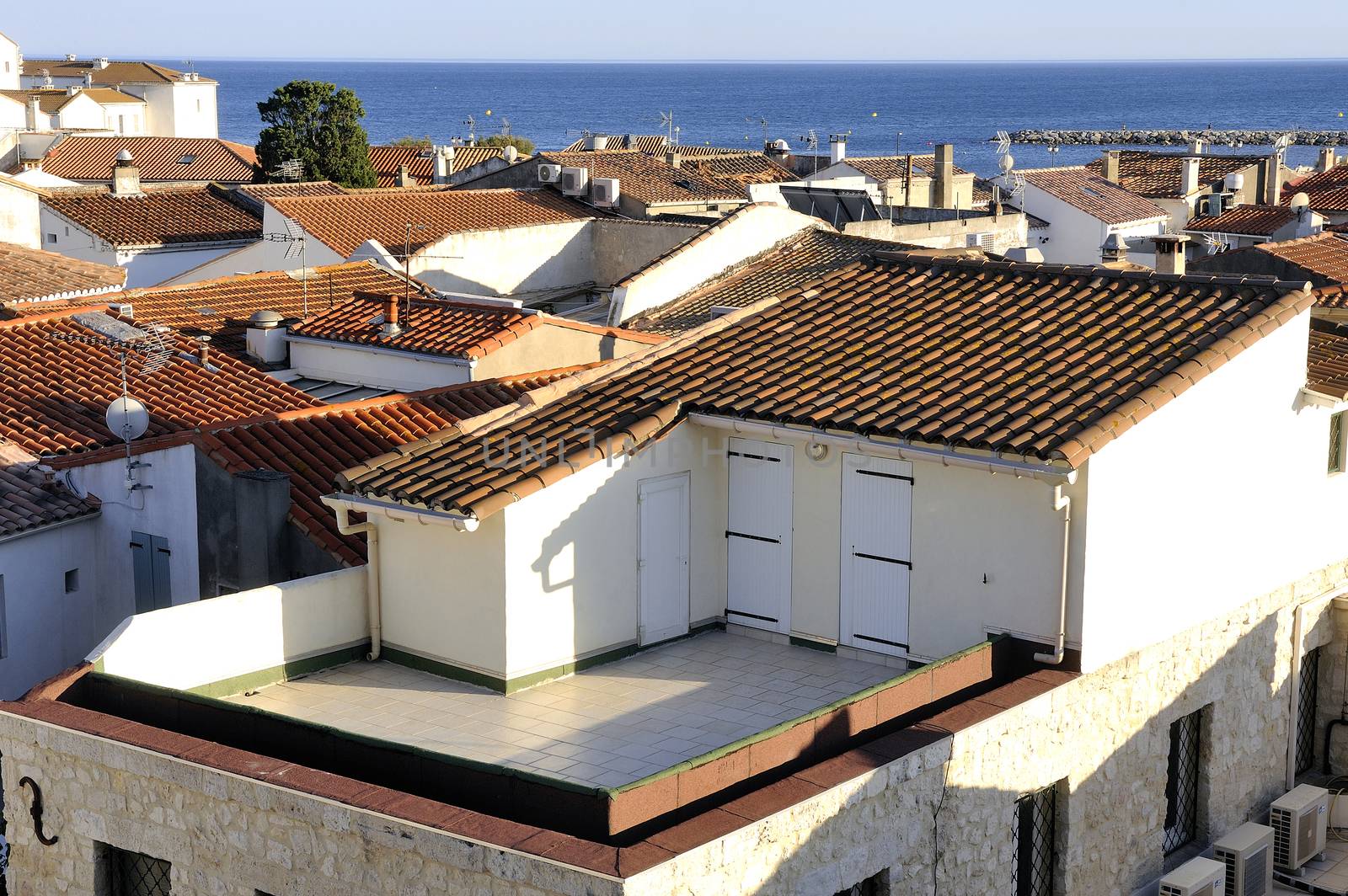 Apartment with a terrace by gillespaire