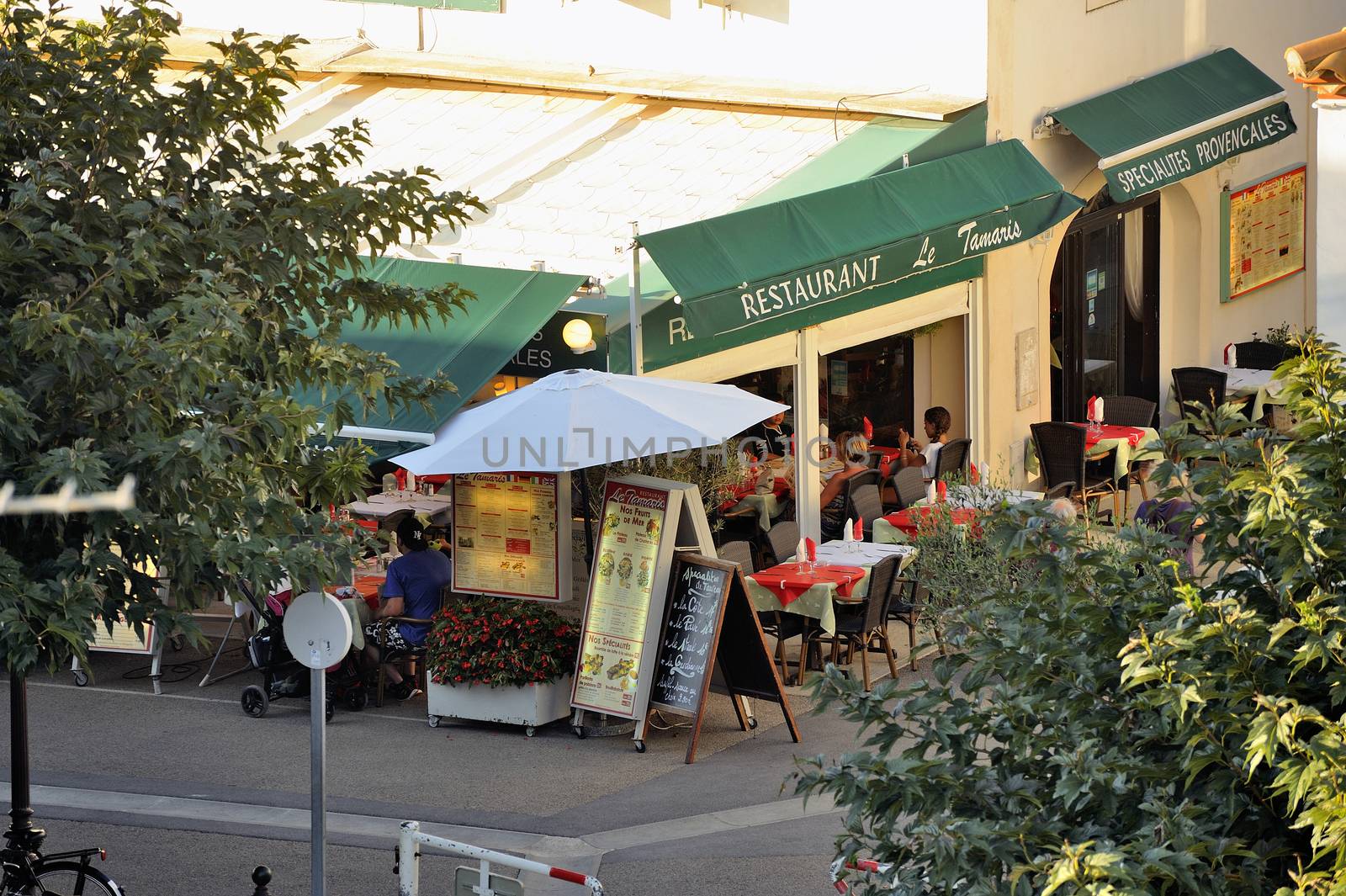 restaurant in the city center of Saintes-Maries-de-la-Mer by gillespaire