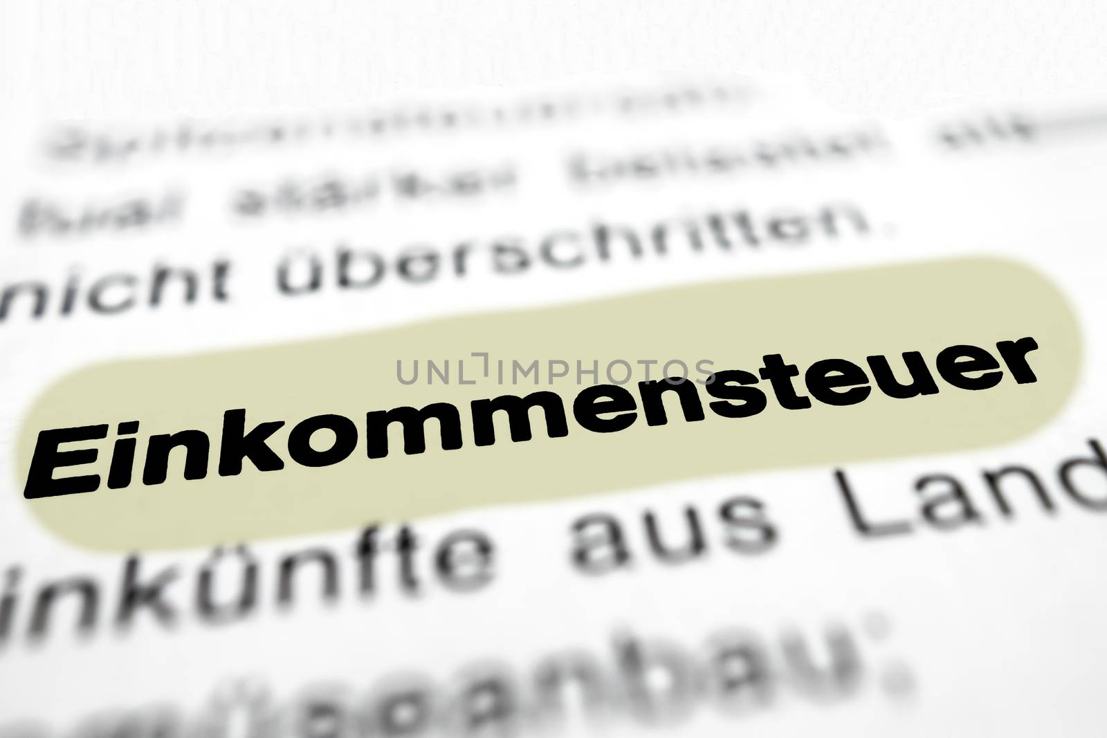 Text auf Seite "Einkommensteuer" mit markierung horizontale Nahaufnahme