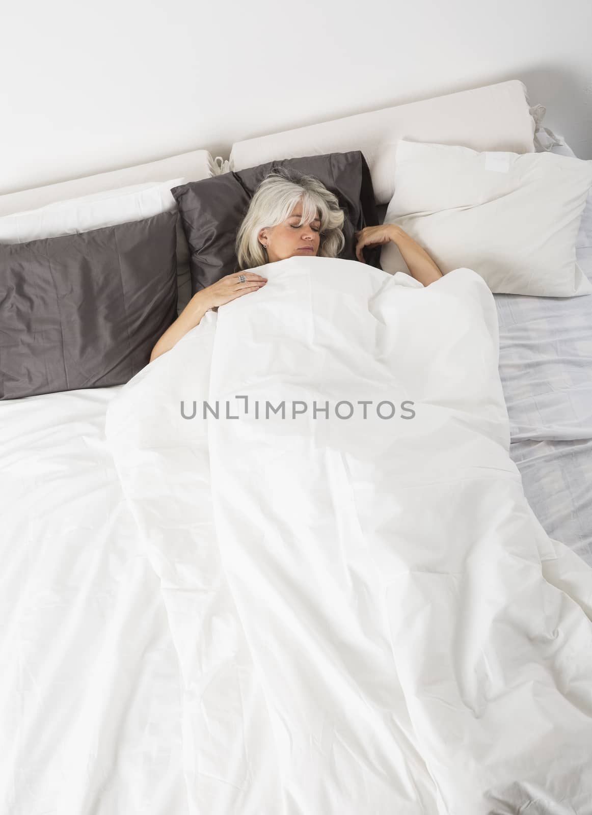 Sleeping woman by gemenacom