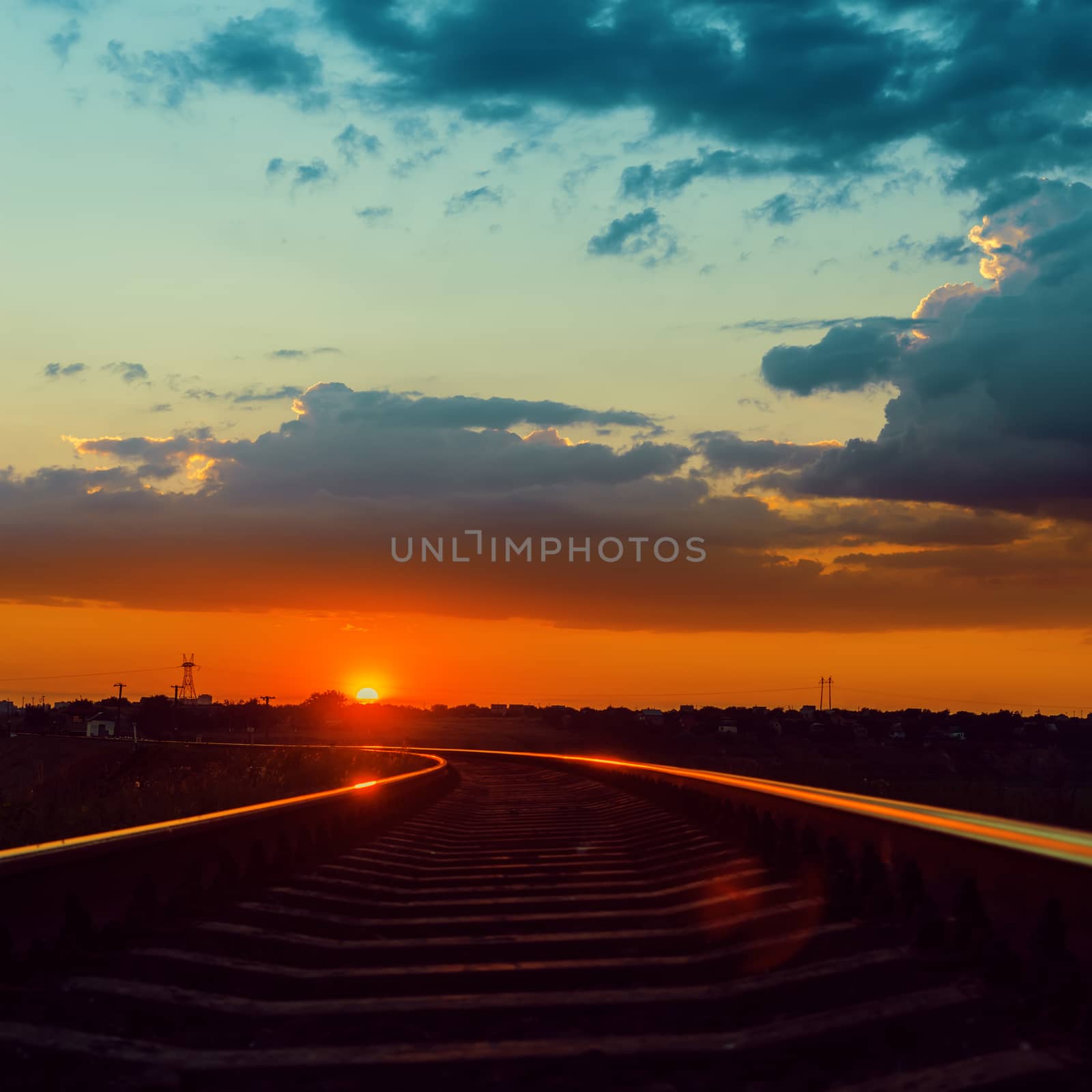 low sun over railroad to horizon in sunset