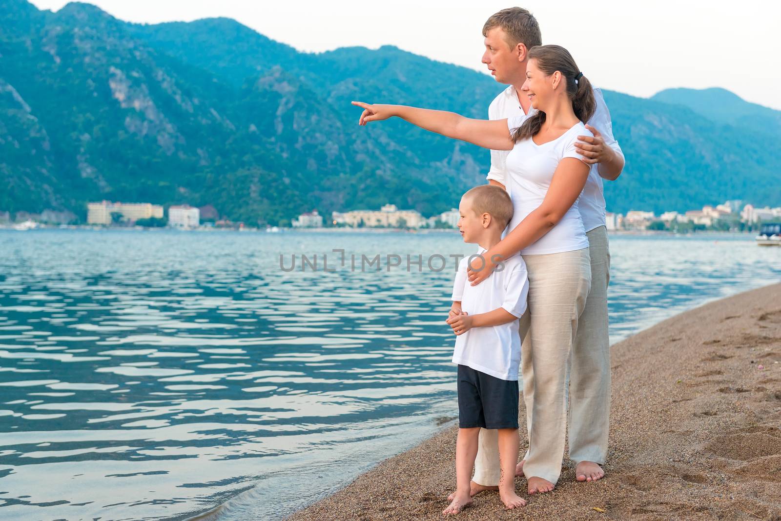 Mom shows her family that something in the sea