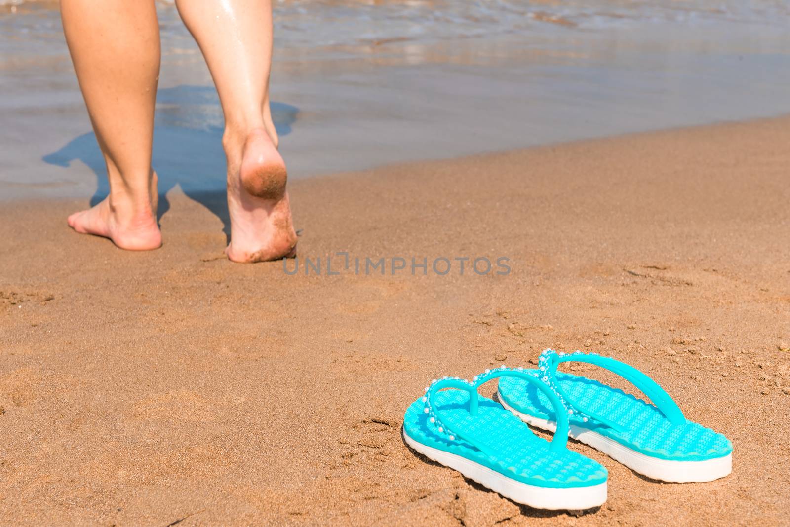 barefoot girl goes without shoes to the sea