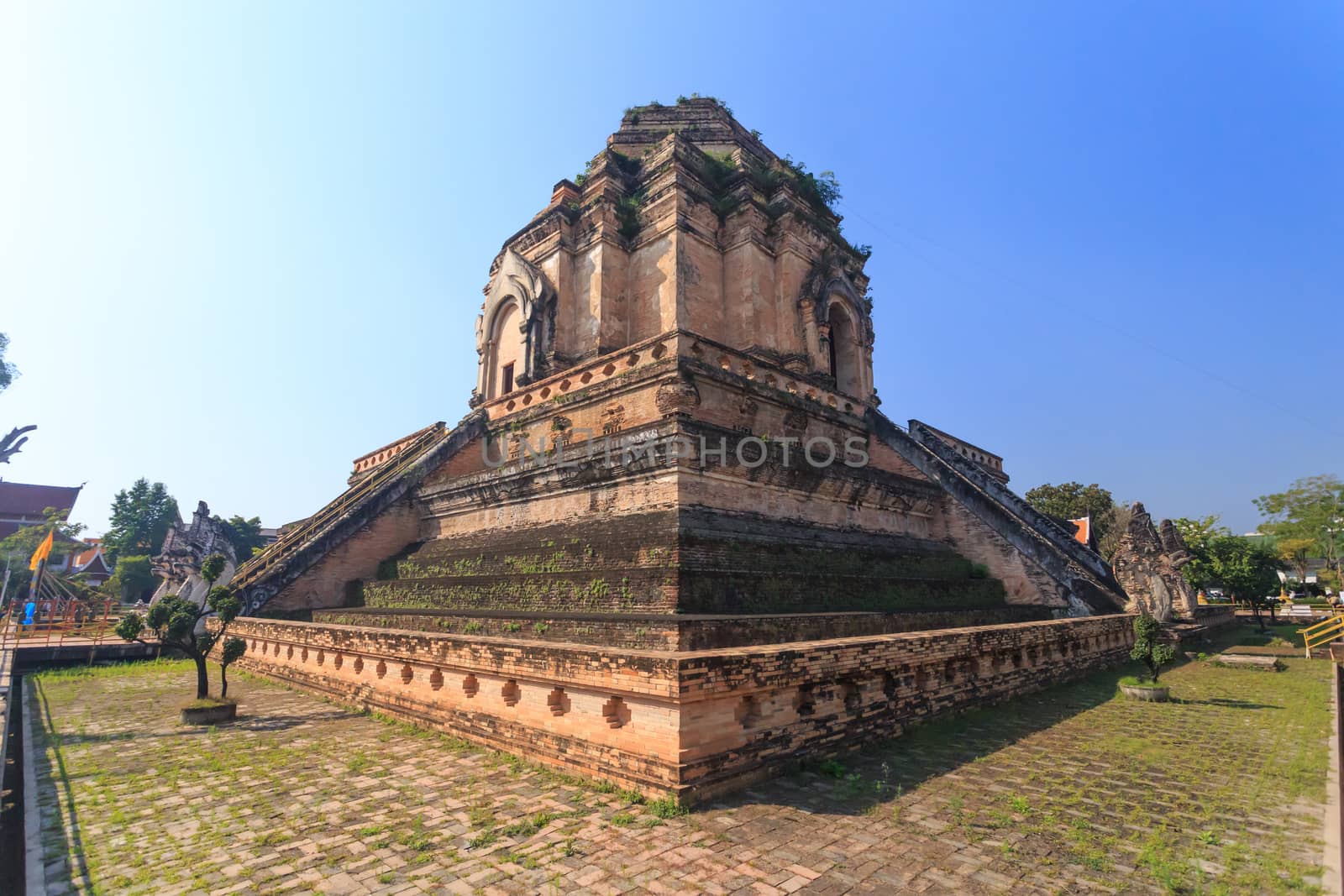 Thai temple by worachatsodsri