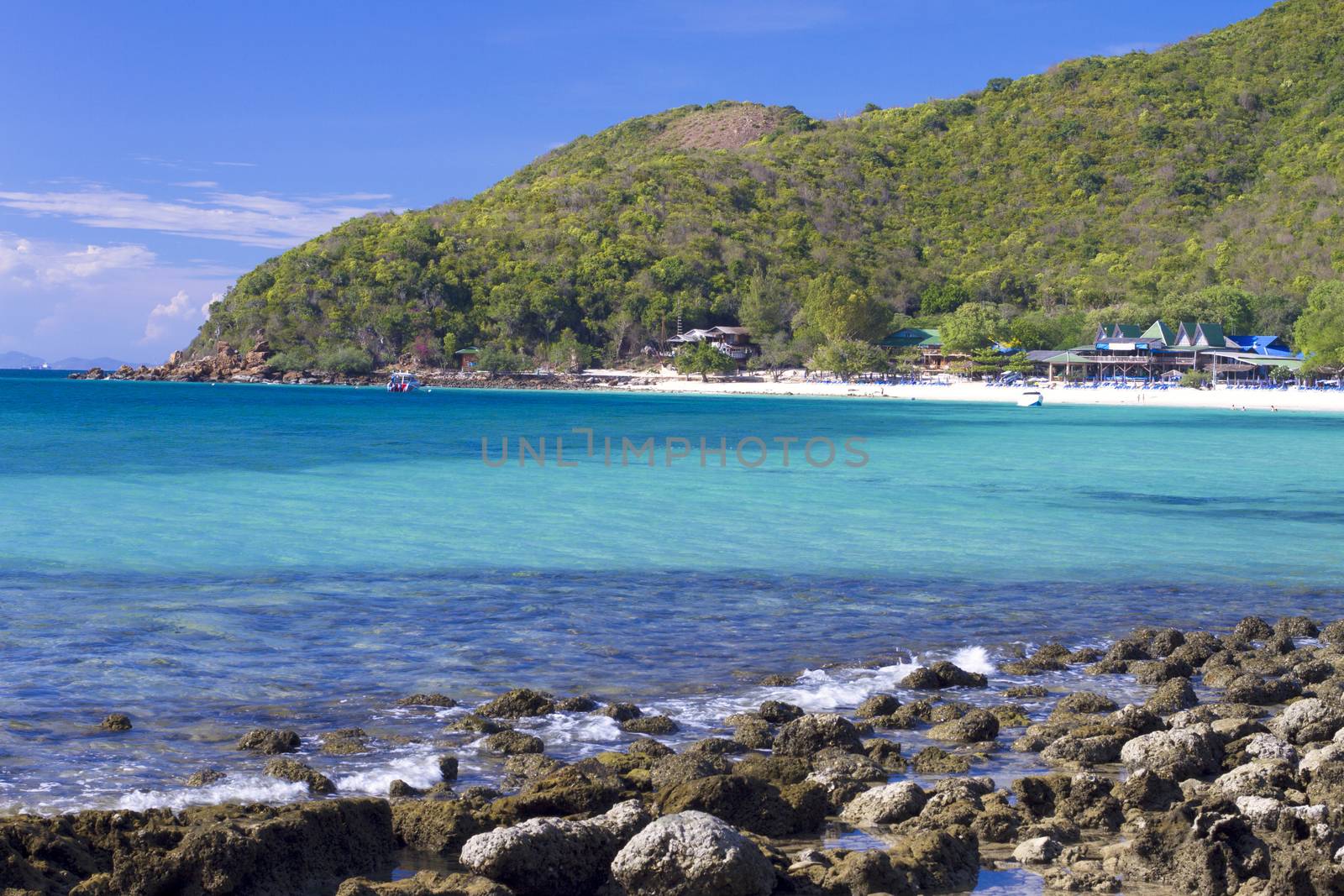 Seascape in blue sky day at Koh Larn, Pattaya, Thailand