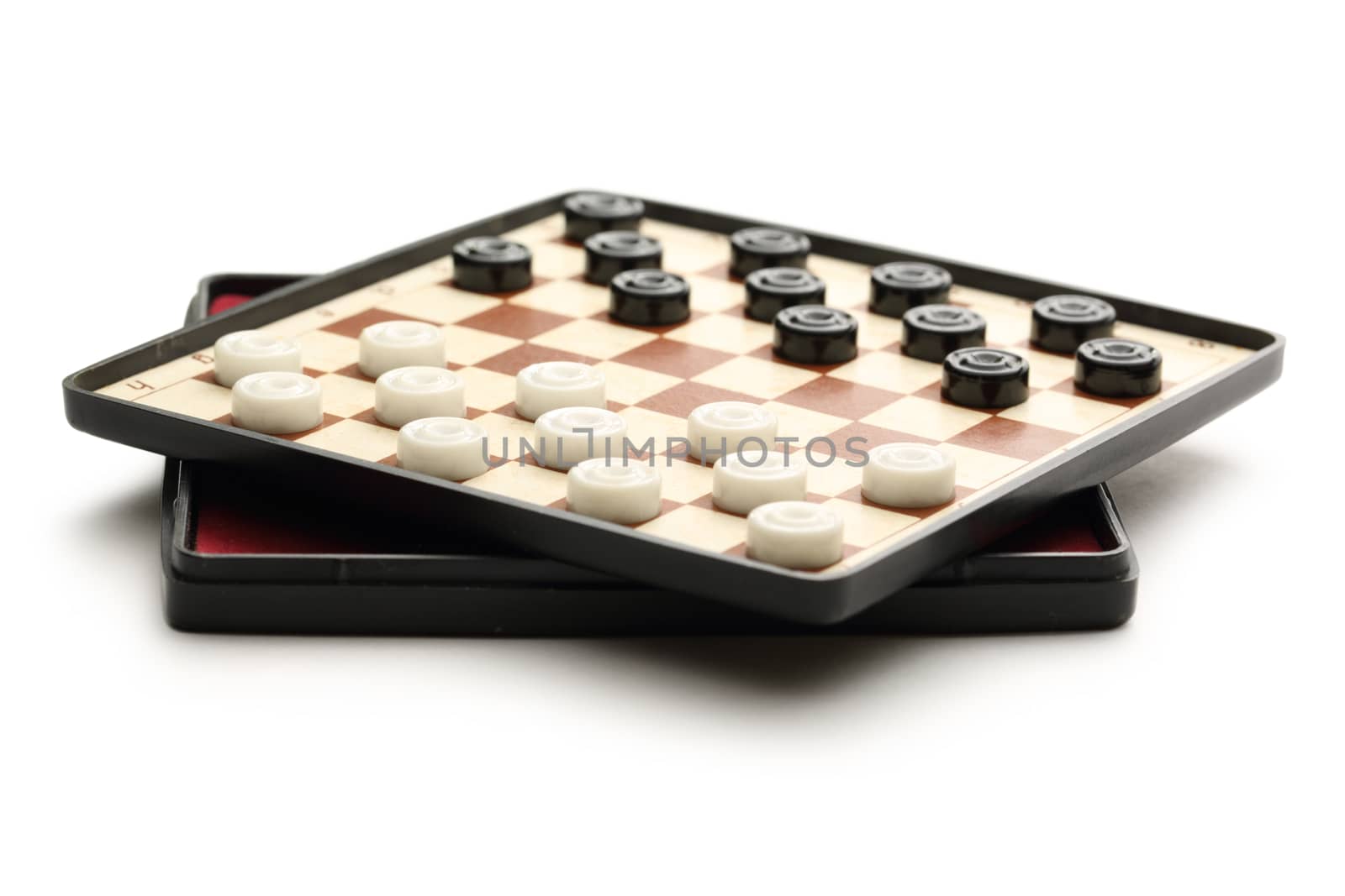 Travelling draughts on playing field 