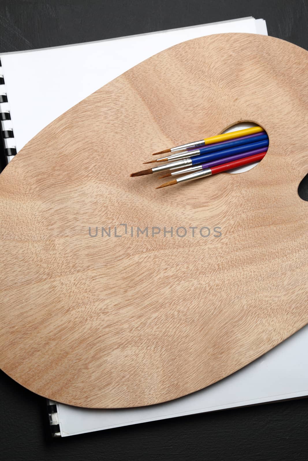 Clean wooden palette and paint brushes by Garsya