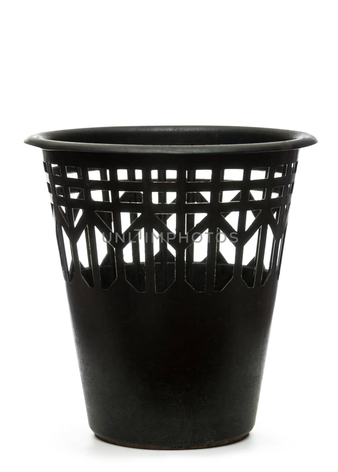 Black wastebasket by Garsya