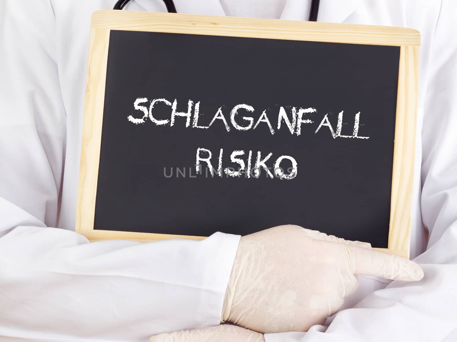 Doctor shows information: stroke risk in german language