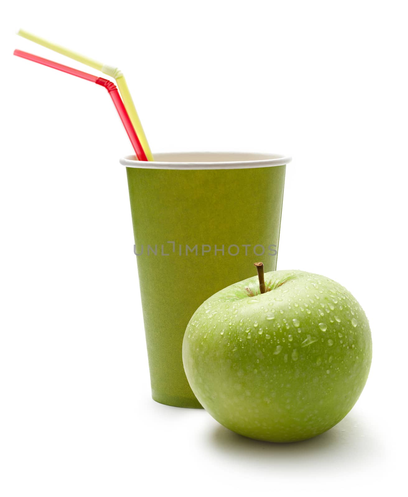 Paper cup with straws and green apple