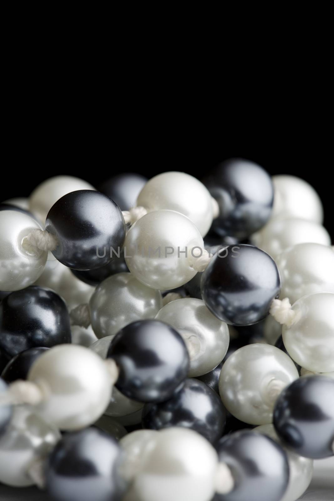 String of black and white pearls by Garsya