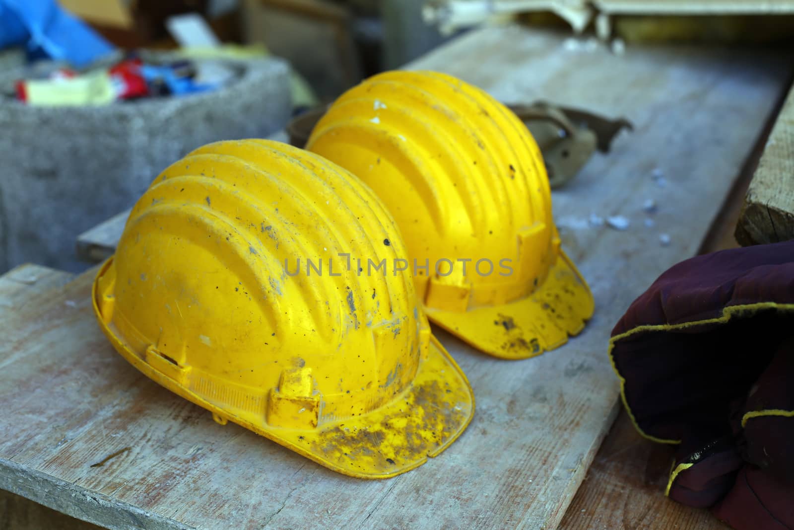 yellow helmets by alexkosev