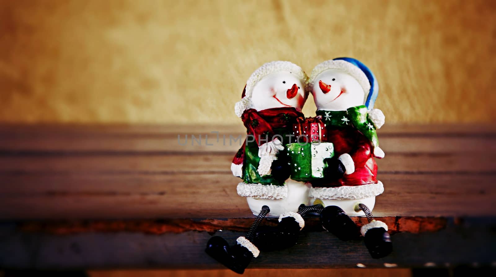 Snowman dolls with the gift by Timmi